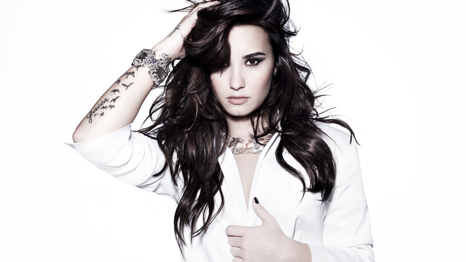 Молодая американская актриса Деми Ловато с татуировкой на руке