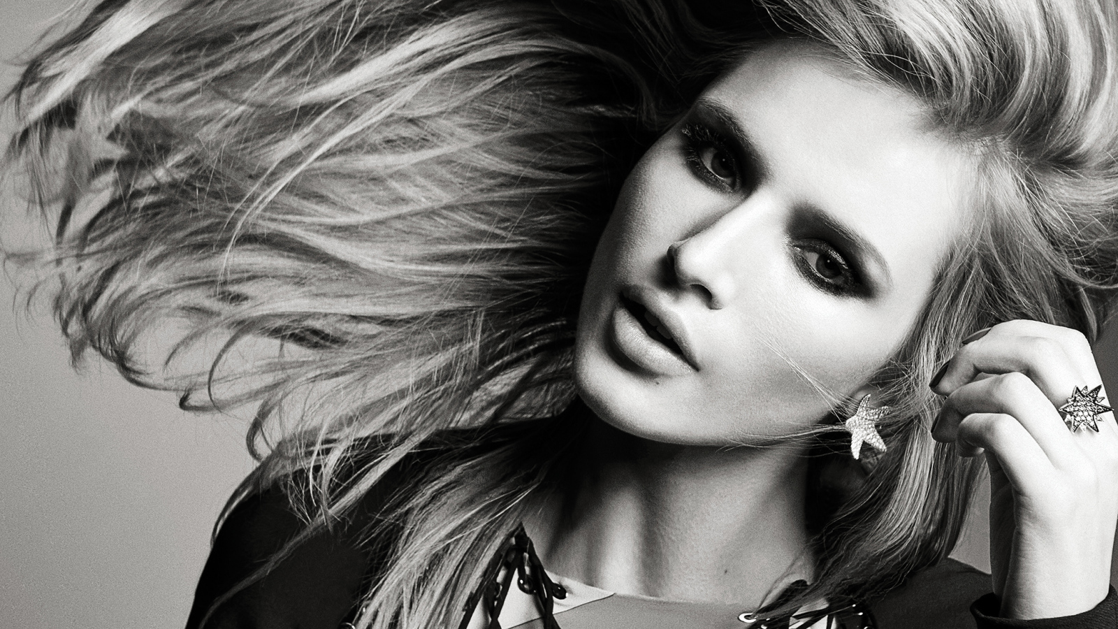 Молодая актриса Белла Торн черно-белое фото