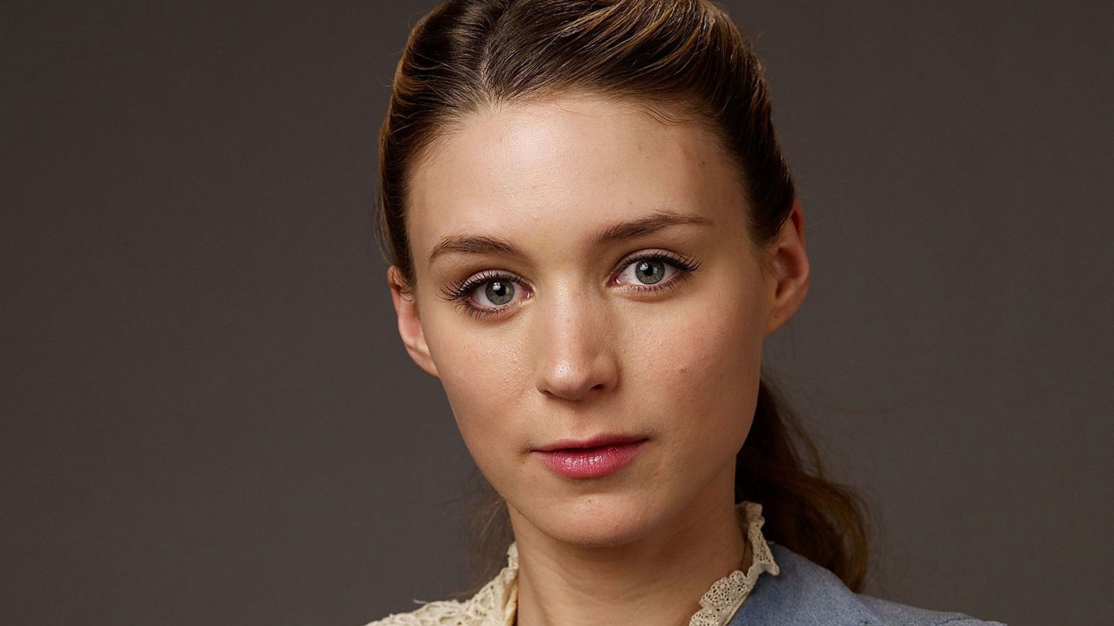 Молодая актриса брюнетка Руни Мара 