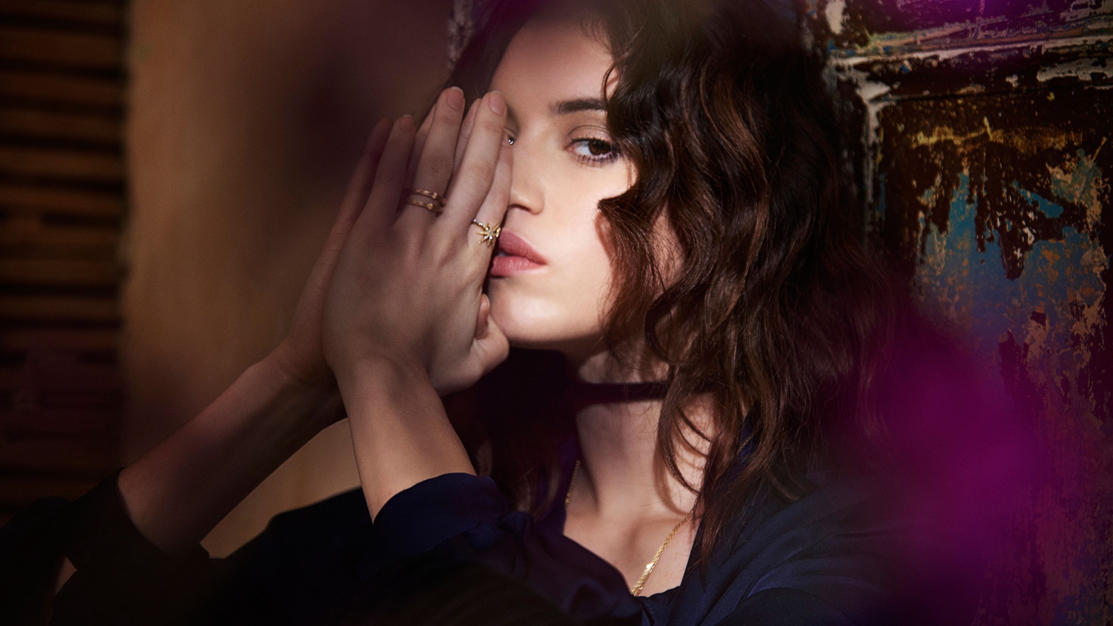 Молодая актриса  Гала Гордон с выразительным взглядом