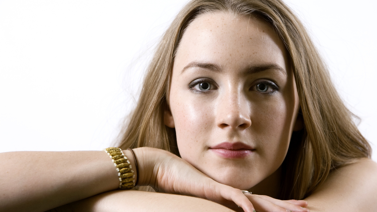 Молодая красивая актриса Сирша Ронан фото на белом фоне