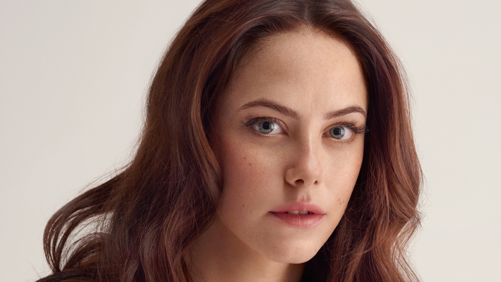 Молодая голубоглазая актриса Кая Скоделарио