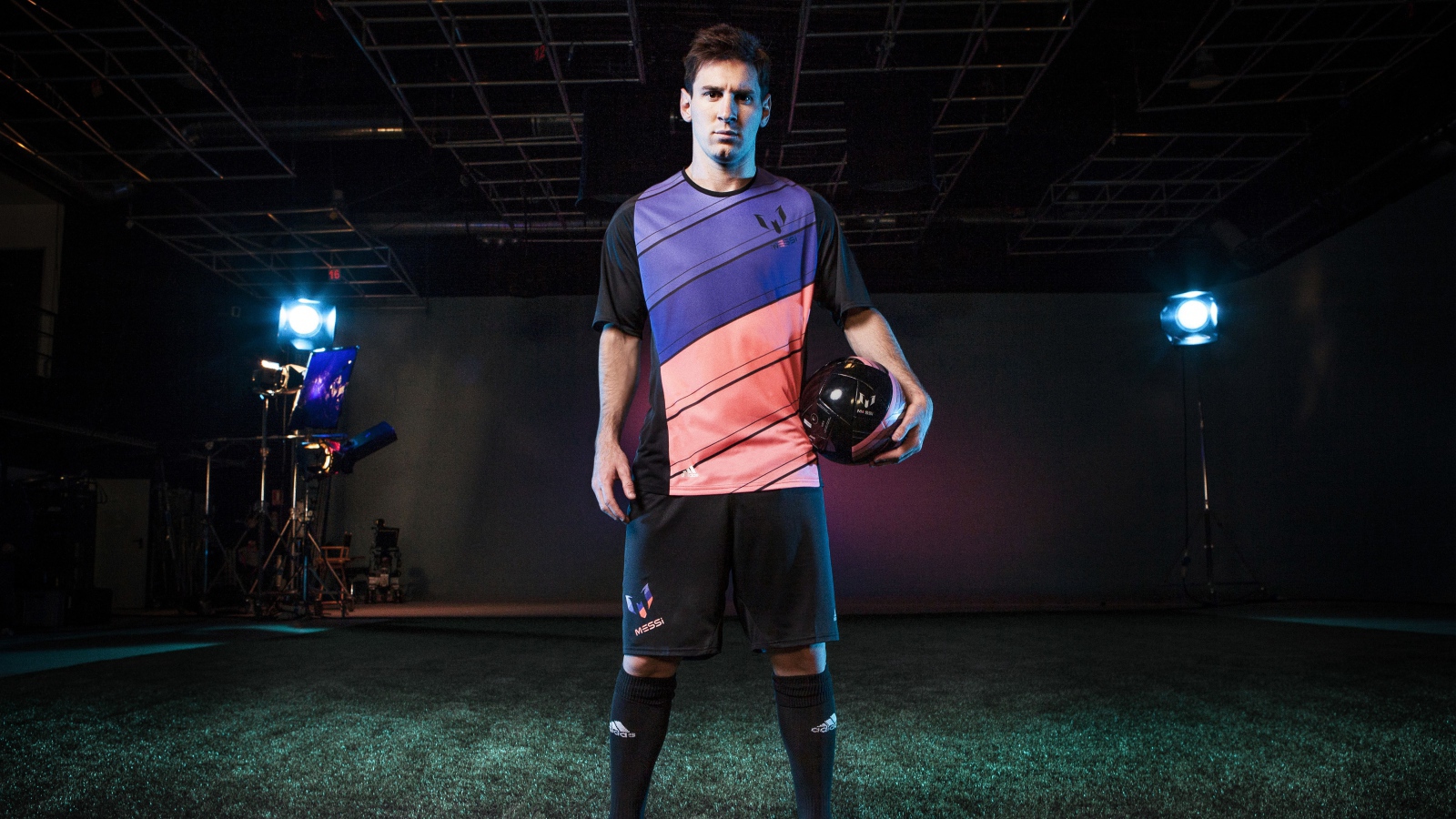 Футболист Лионель Месси в  фотостудии