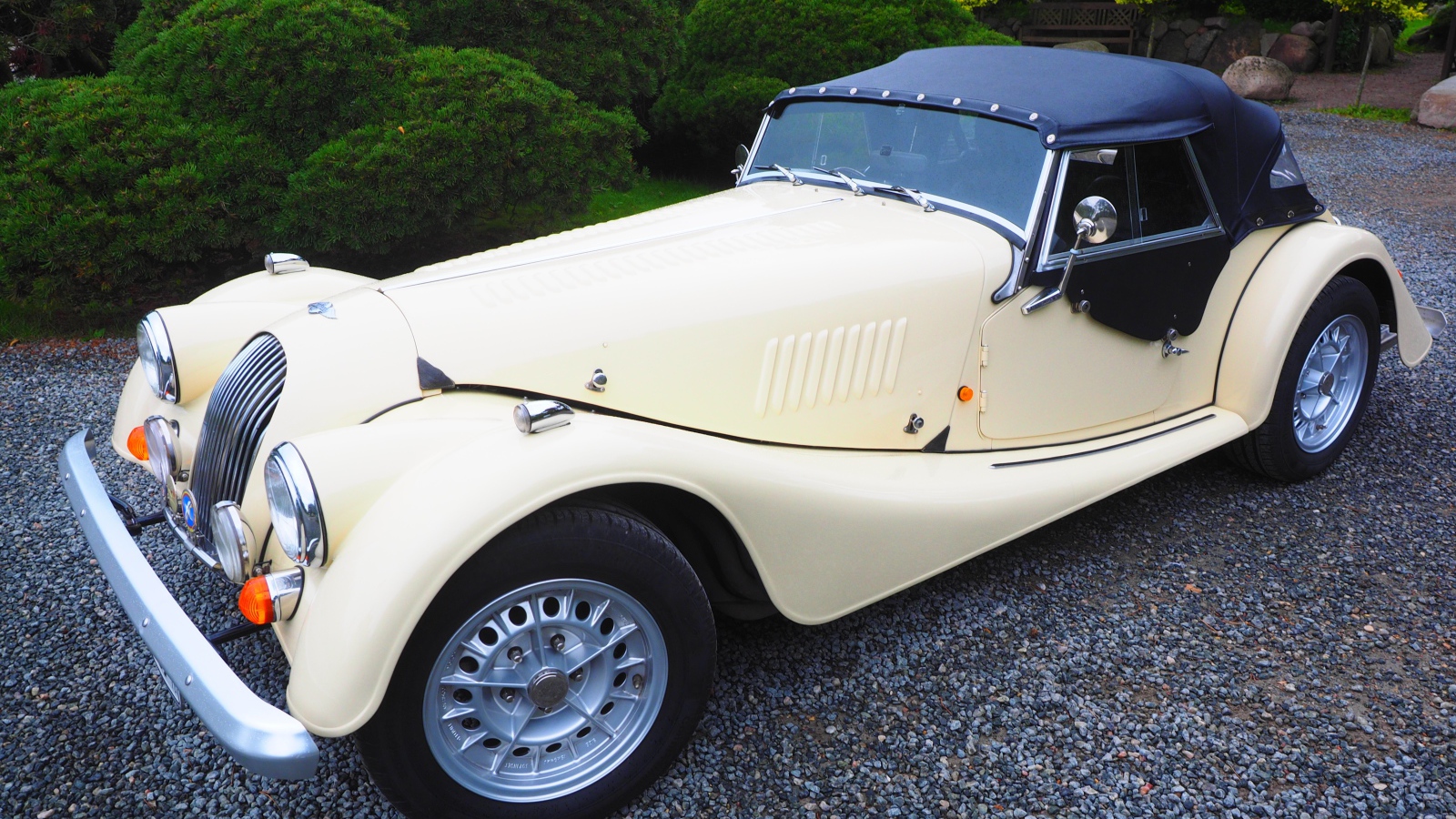 Спортивный ретро автомобиль Morgan Plus 8