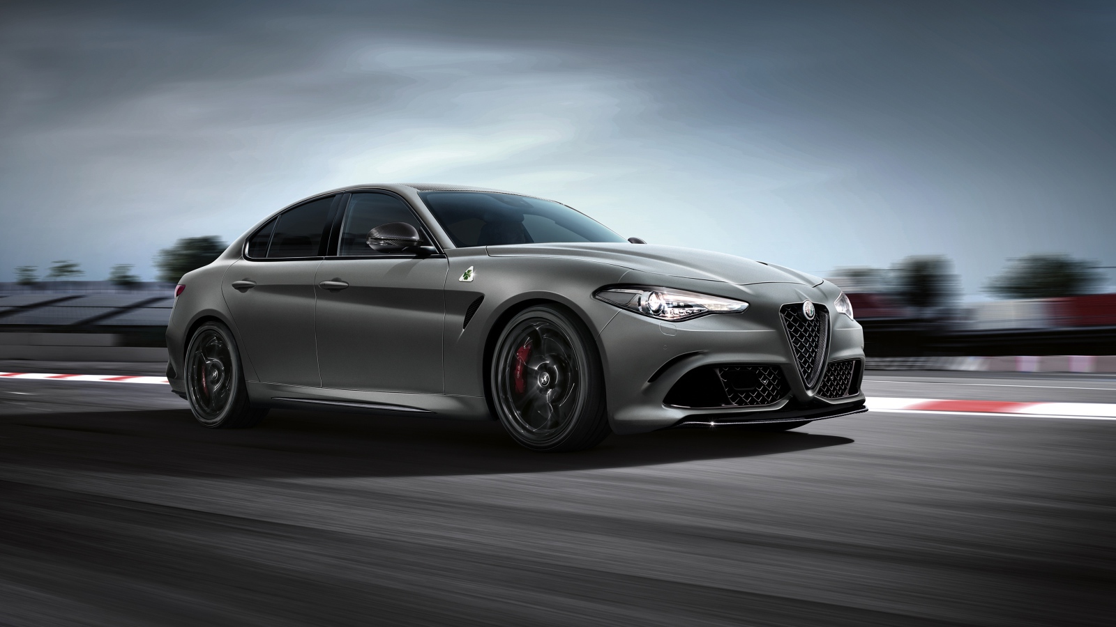Серебристый автомобиль Alfa Romeo  Quadrifoglio Nurburgring, 2018 года на скорости