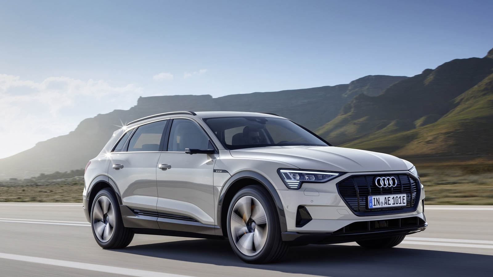 Серебристый автомобиль Audi E-Tron, 2019