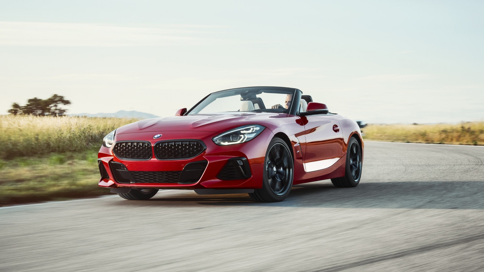 Красный спортивный автомобиль BMW Z4 M40i, 2019