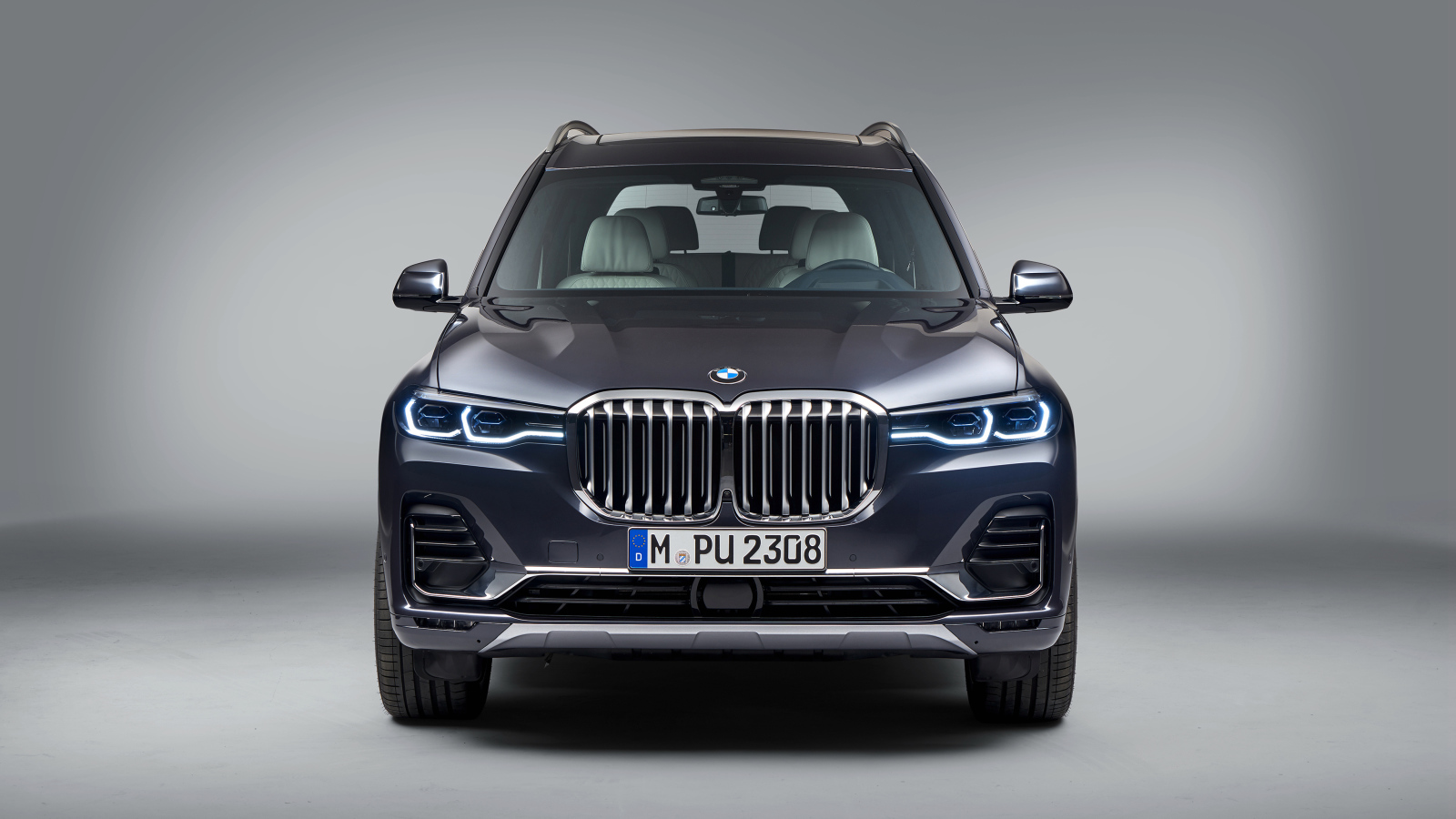 Автомобиль BMW X7  2018 года на сером фоне вид спереди