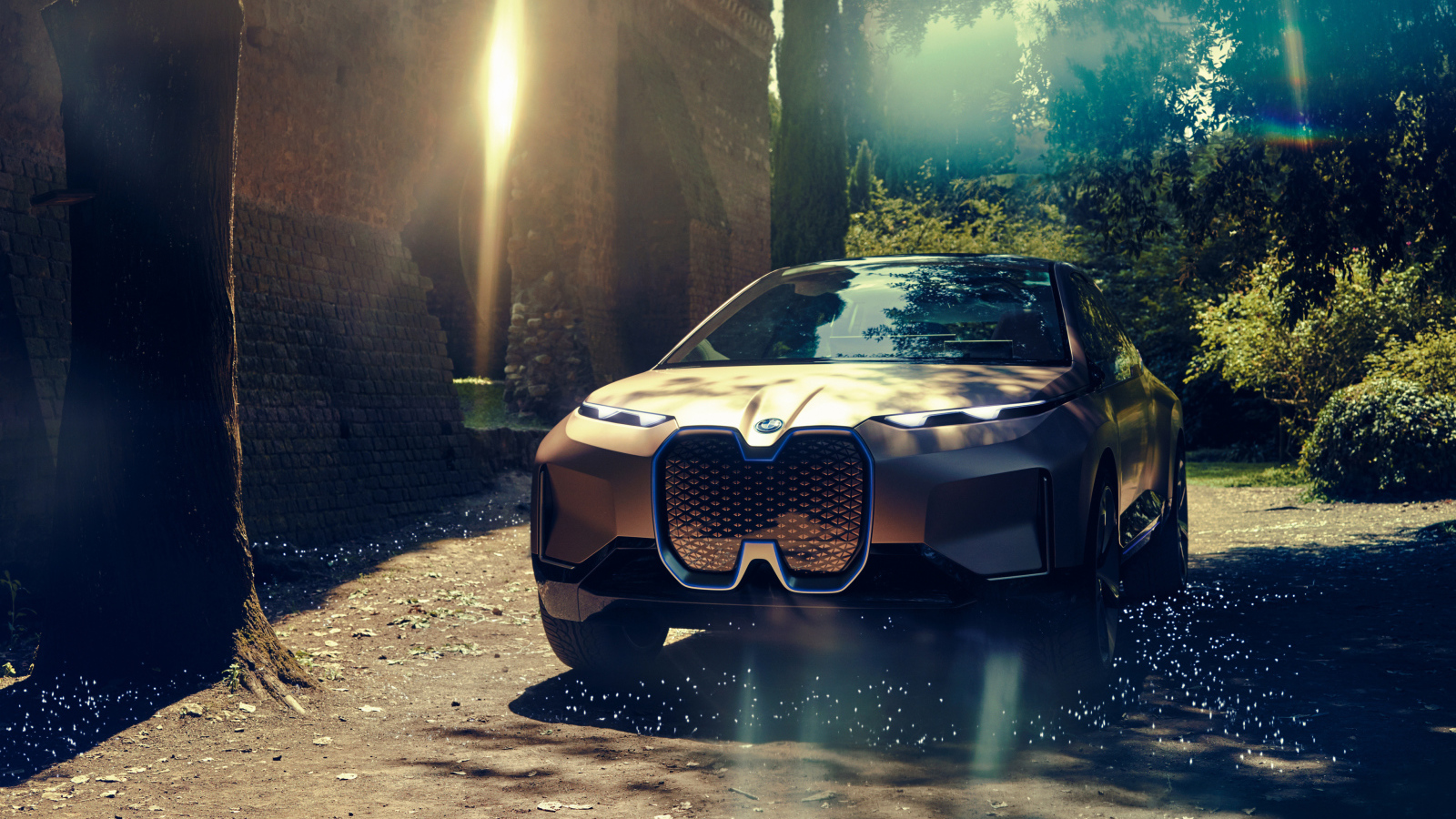 Внедорожник BMW Vision iNEXT едет по лесу