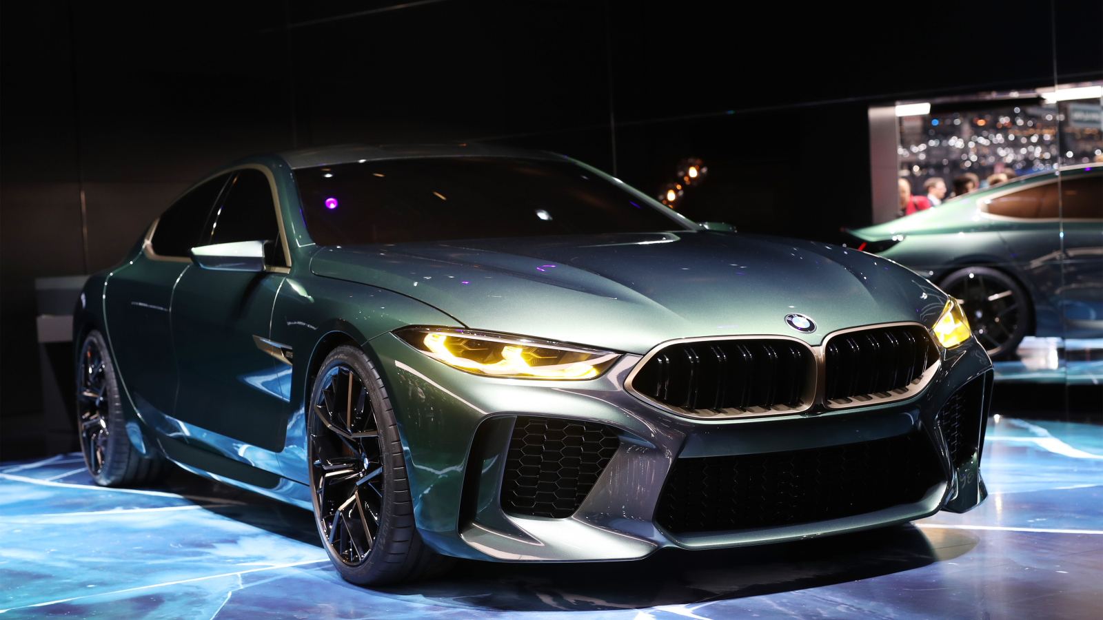 Серебристый автомобиль BMW M8 Gran Coupe в салоне