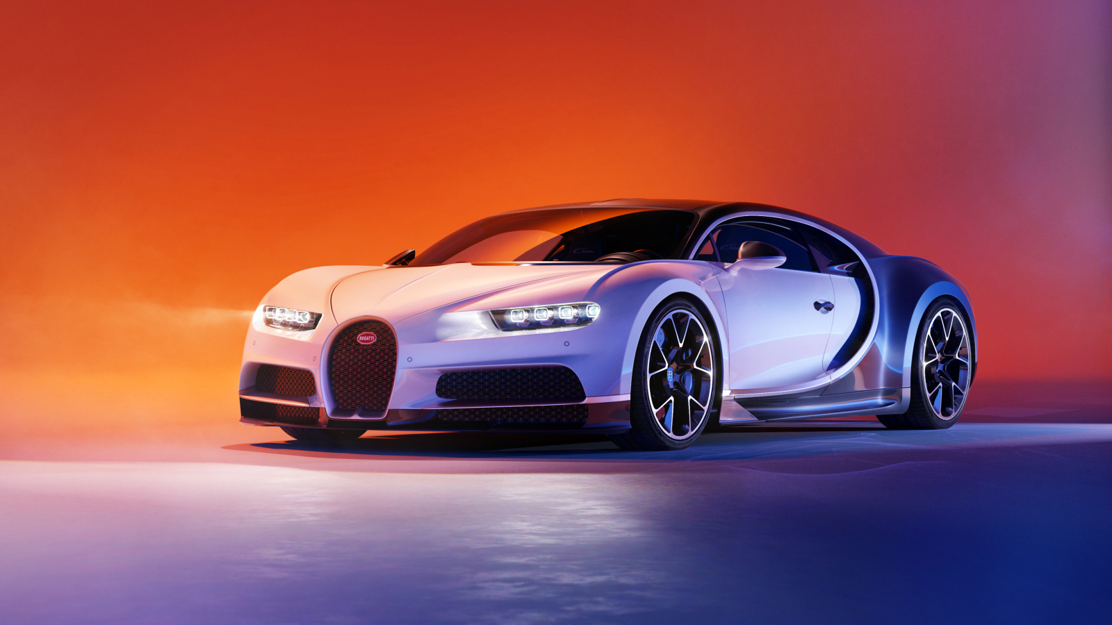 Серебристый дорогой автомобиль Bugatti Chiron