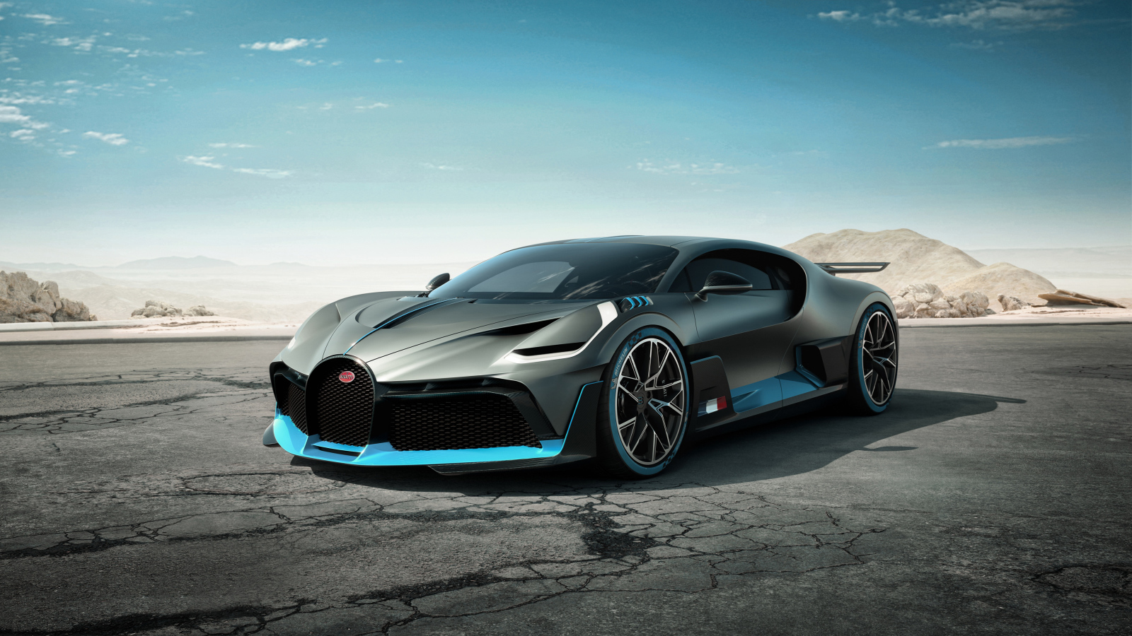 Суперкар Bugatti Divo, 2019 года на фоне голубого неба