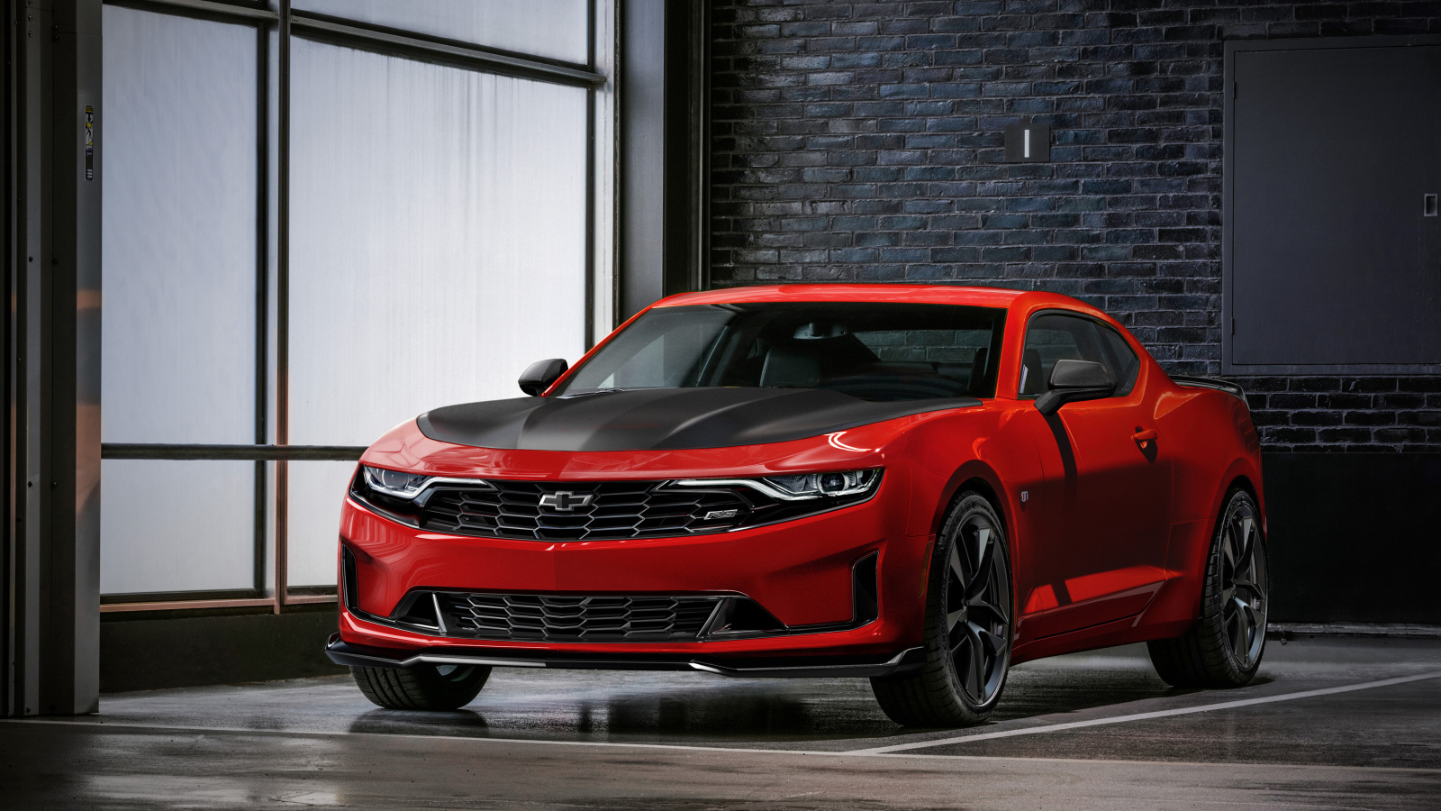 Красный автомобиль Chevrolet Camaro RS 1LE, 2018 года