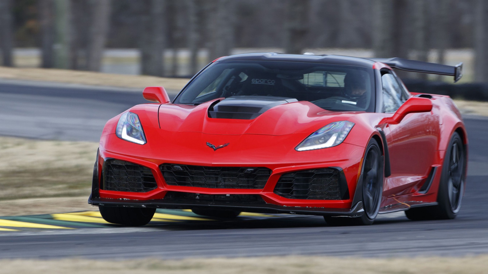 Красный быстрый автомобиль Corvette ZR1, 2019 на трассе