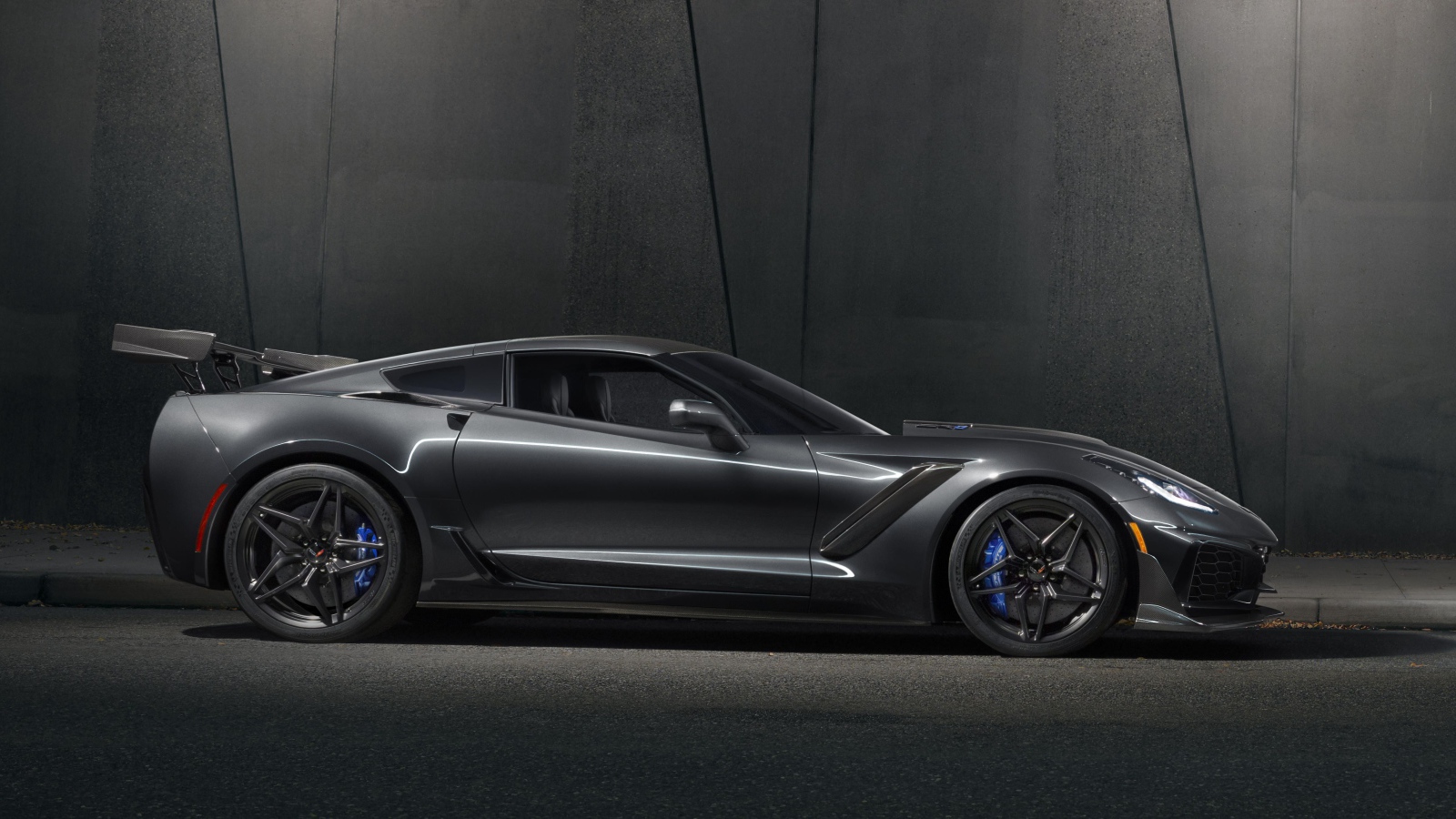 Серебристый автомобиль Corvette ZR1, 2019 вид сбоку