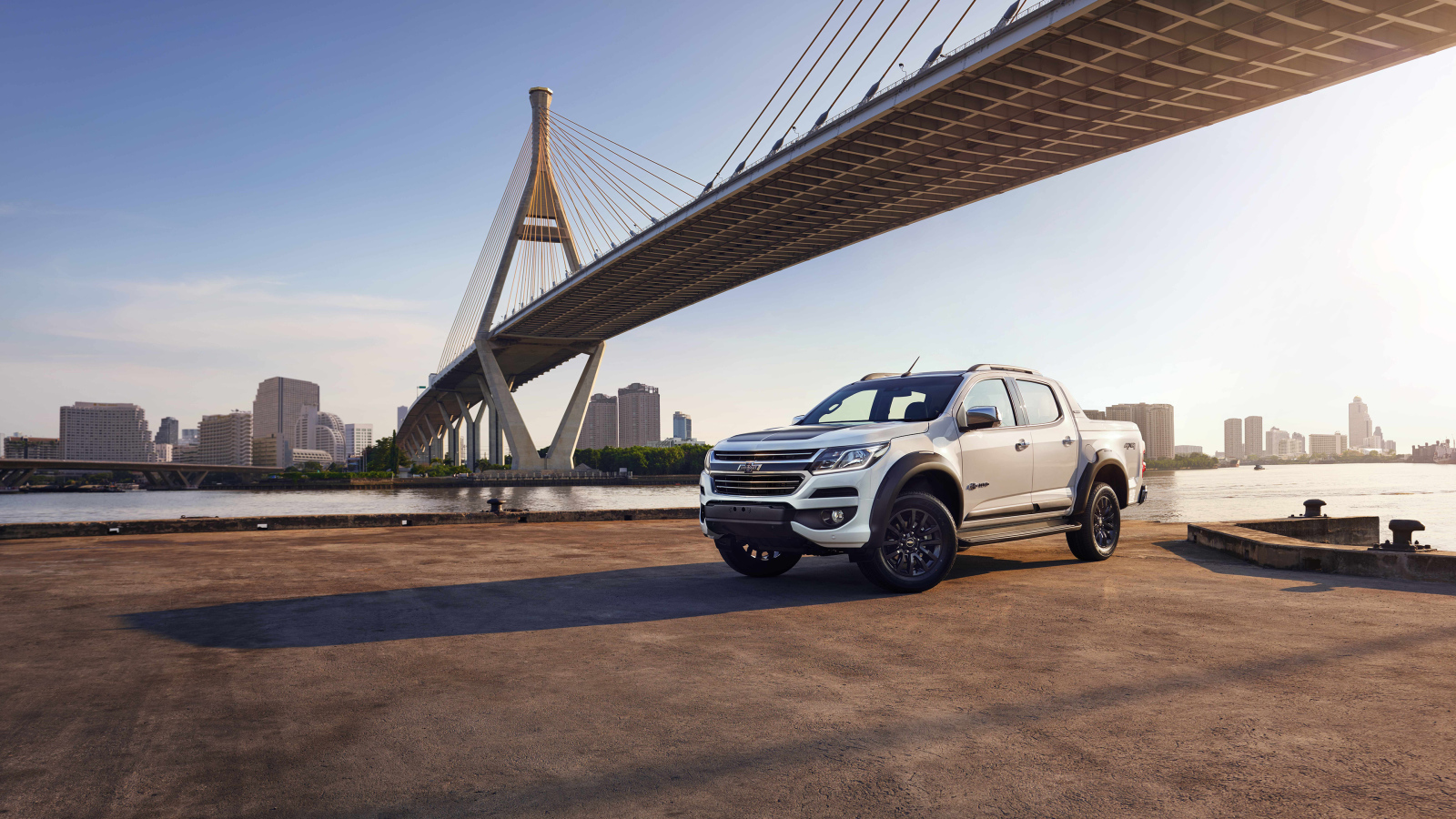 Автомобиль пикап Chevrolet Colorado, 2018 года под мостом