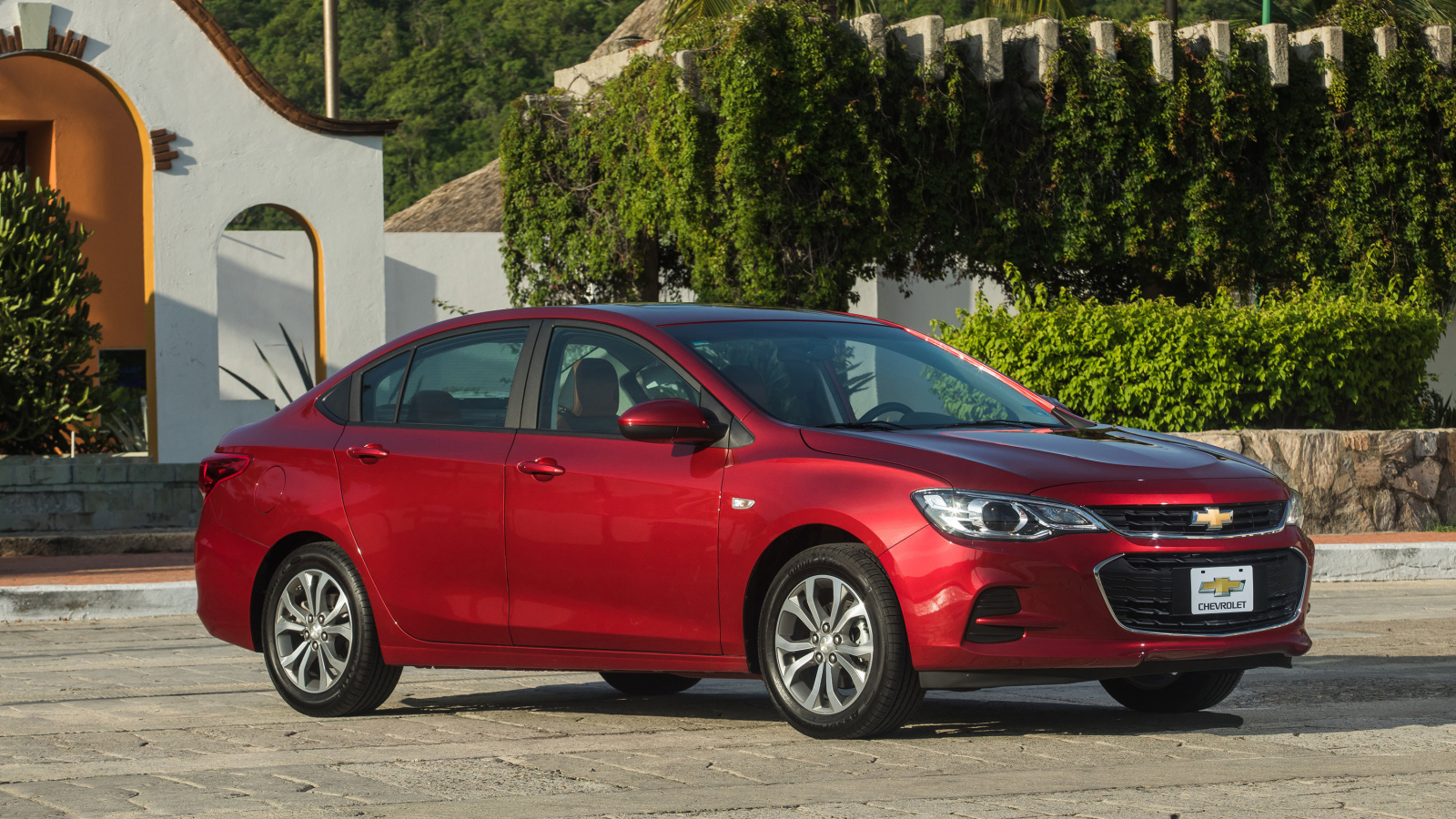 Красный автомобиль Chevrolet Cavalier Premier