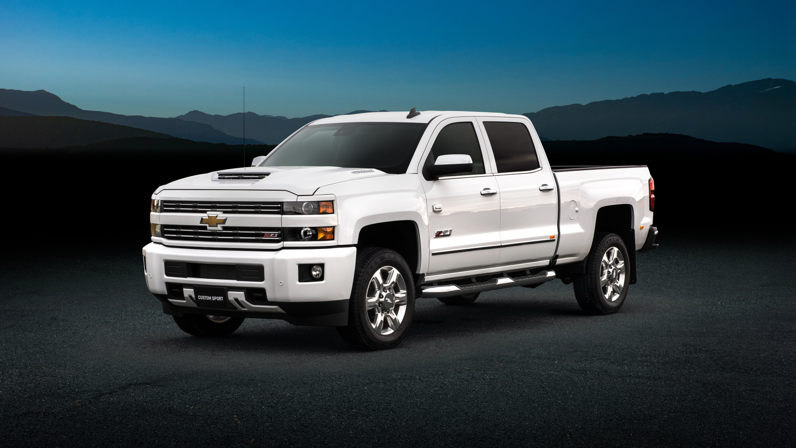 Белый пикап Chevrolet Silverado 2500, 2018 года