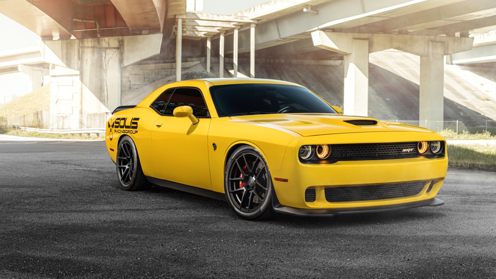Оранжевый автомобиль Dodge SRT Hellcat