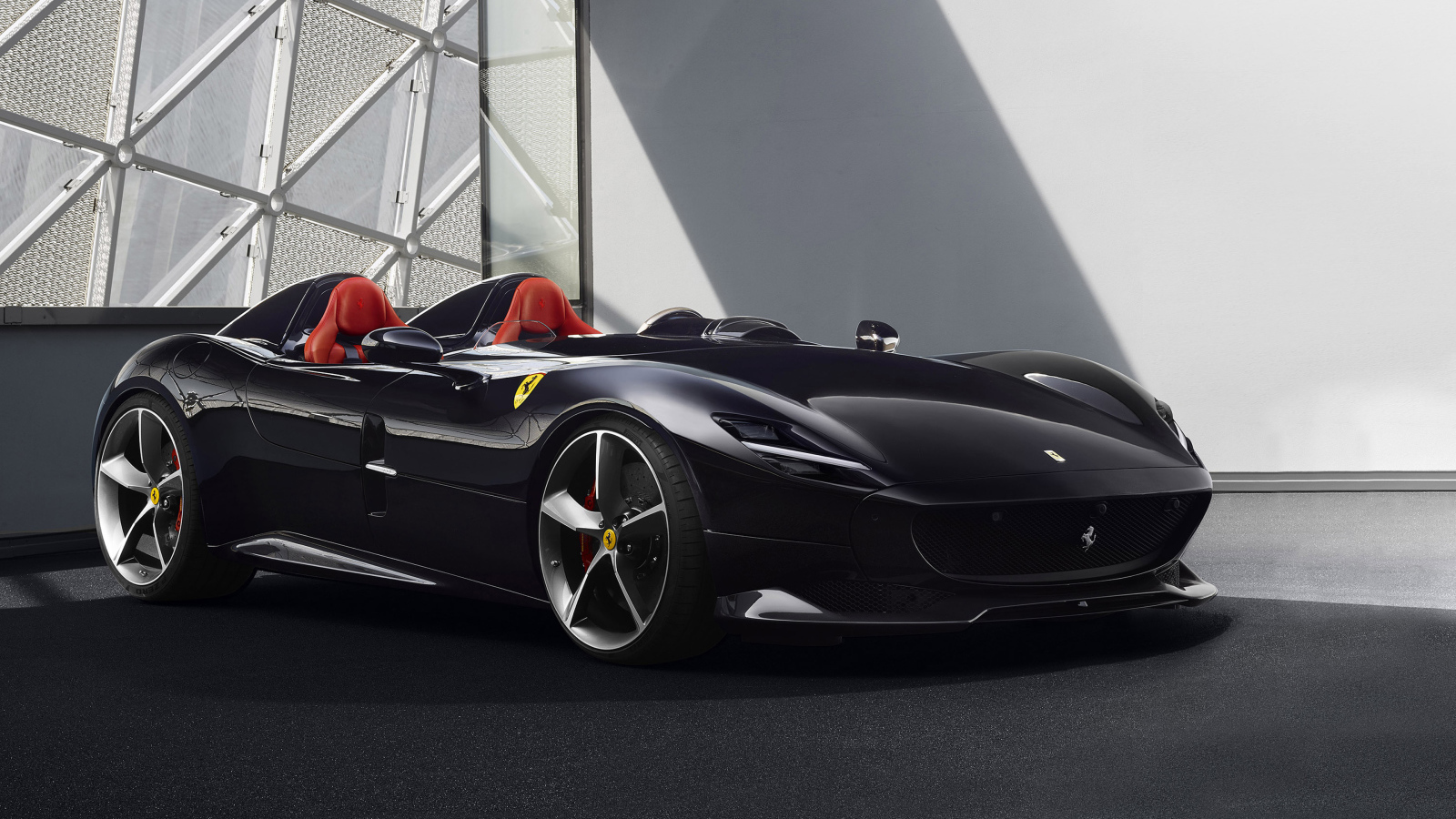 Черный кабриолет Ferrari Monza SP2  2019 года