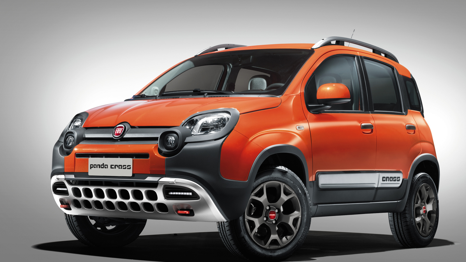 Красный внедорожник Fiat Panda Cross 2014 года на сером фоне