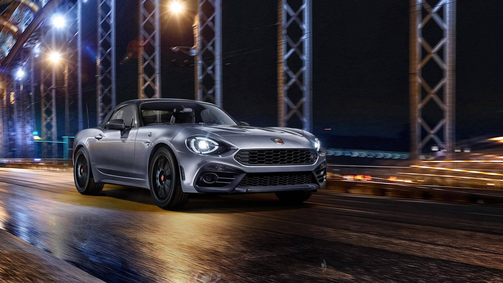 Серебристый автомобиль Fiat 124 GT, 2018 на мосту