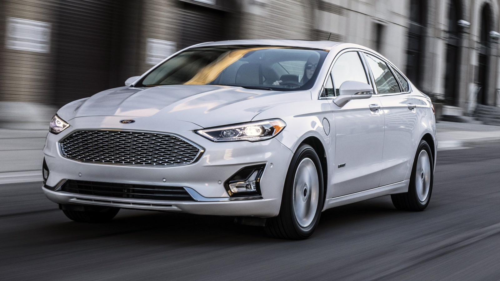 Новый белый автомобиль Ford Reveals 2019 года в городе