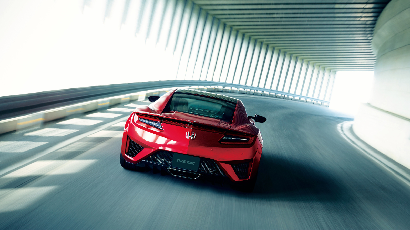 Красный автомобиль Honda NSX 2018 вид сзади
