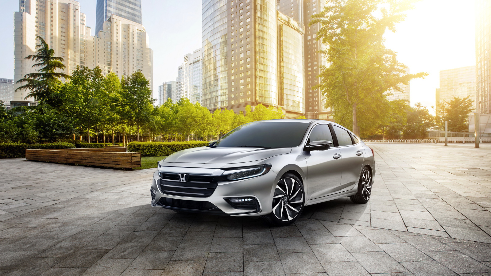 Серебристый автомобиль Honda Insight Prototype, 2019 на фоне небоскребов