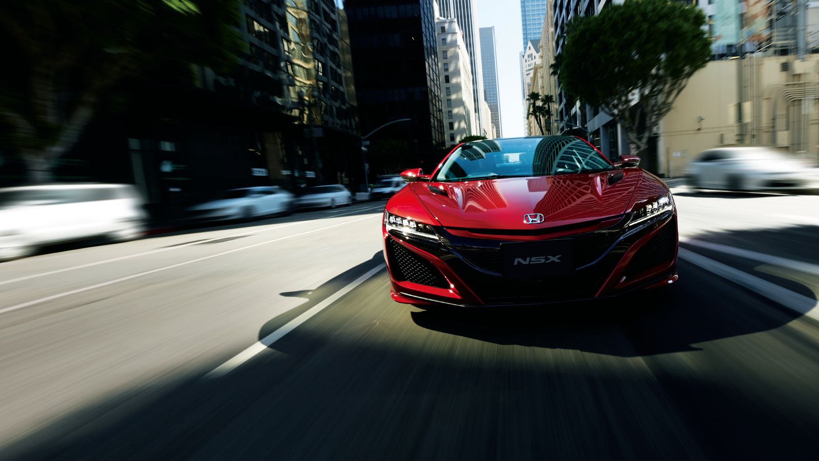 Стильный бордовый автомобиль Honda NSX 2018 года на трассе