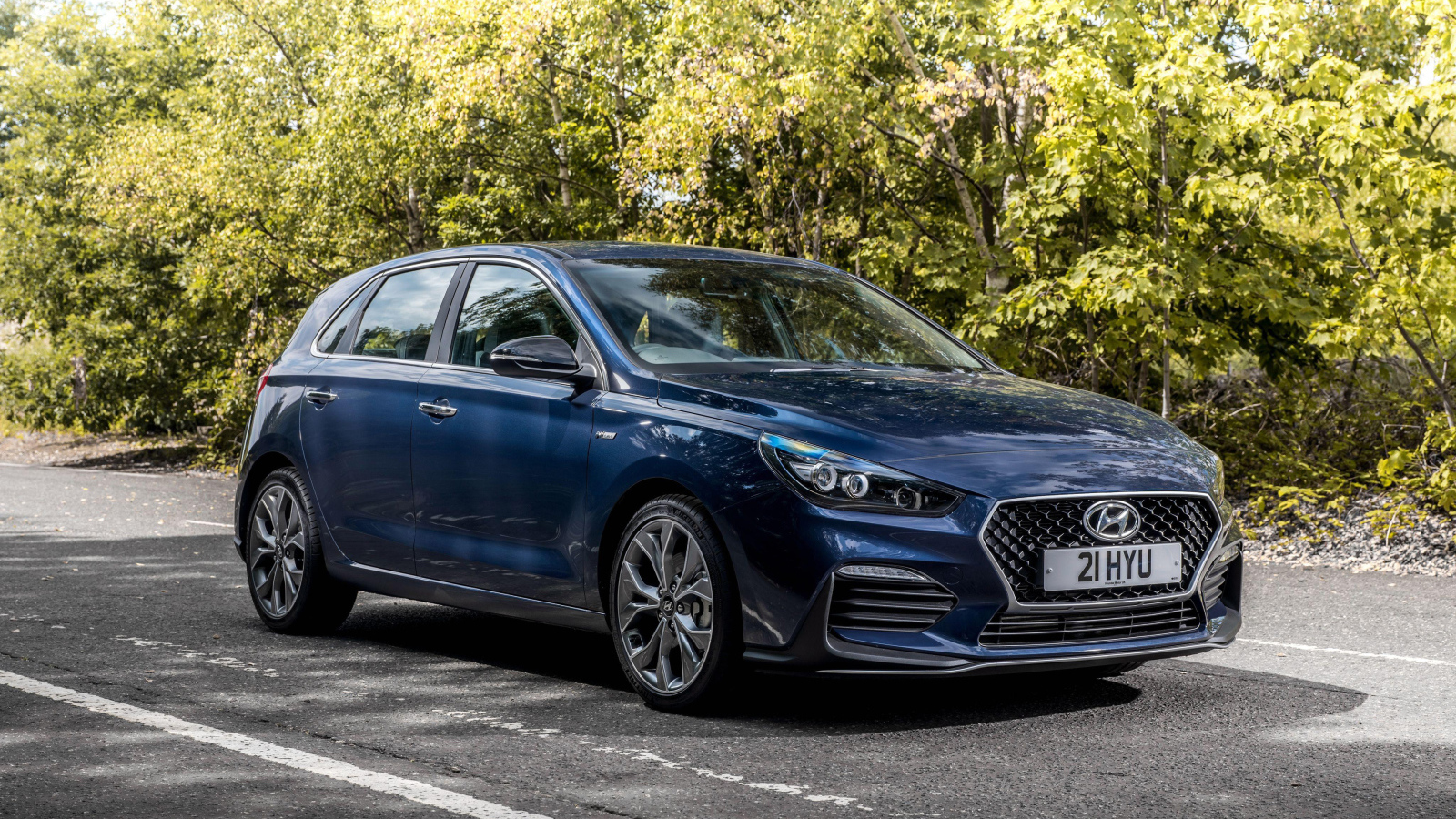 Синий автомобиль Hyundai i30 N Line 2018 года