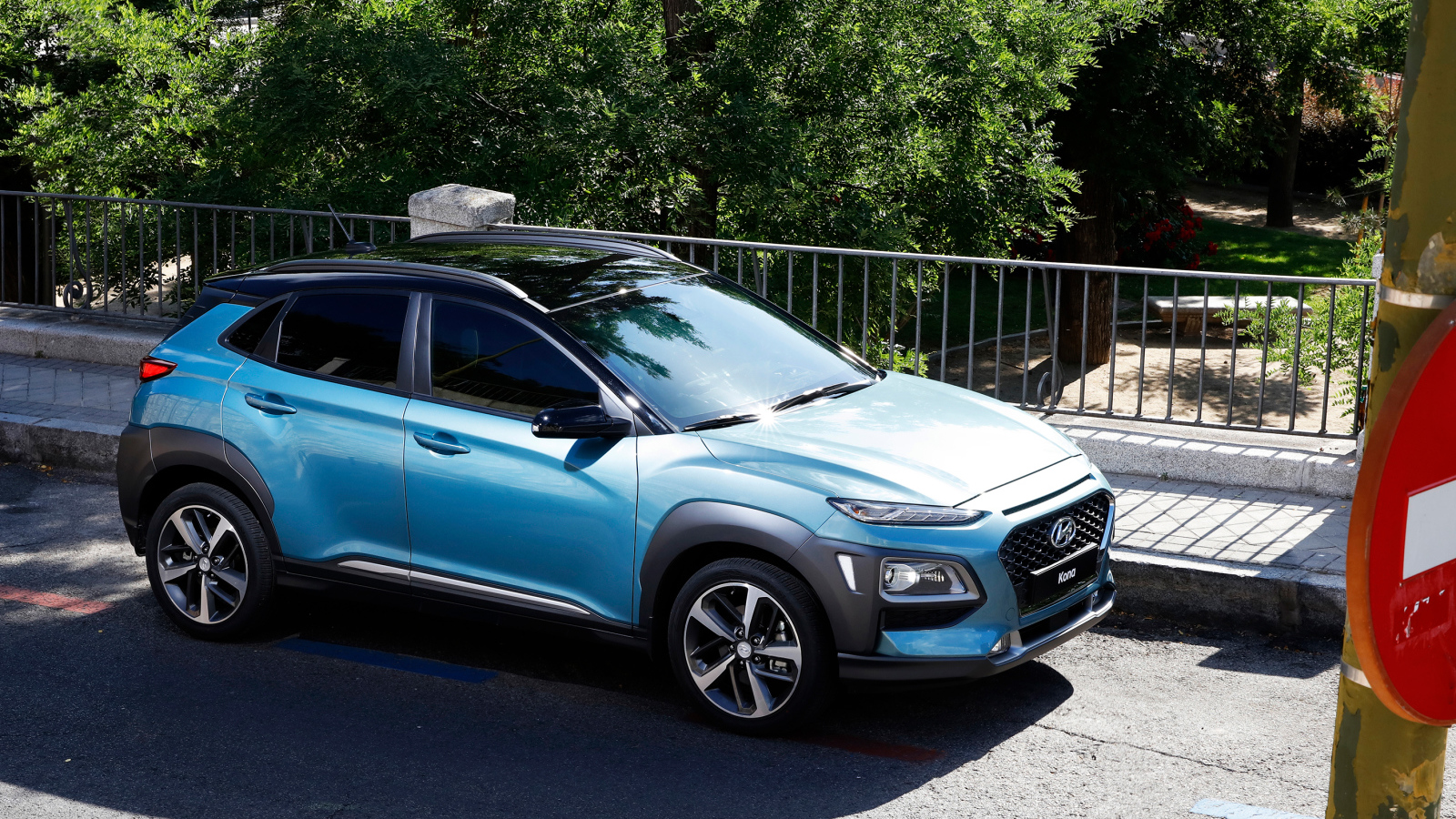 Голубой внедорожник Hyundai Kona