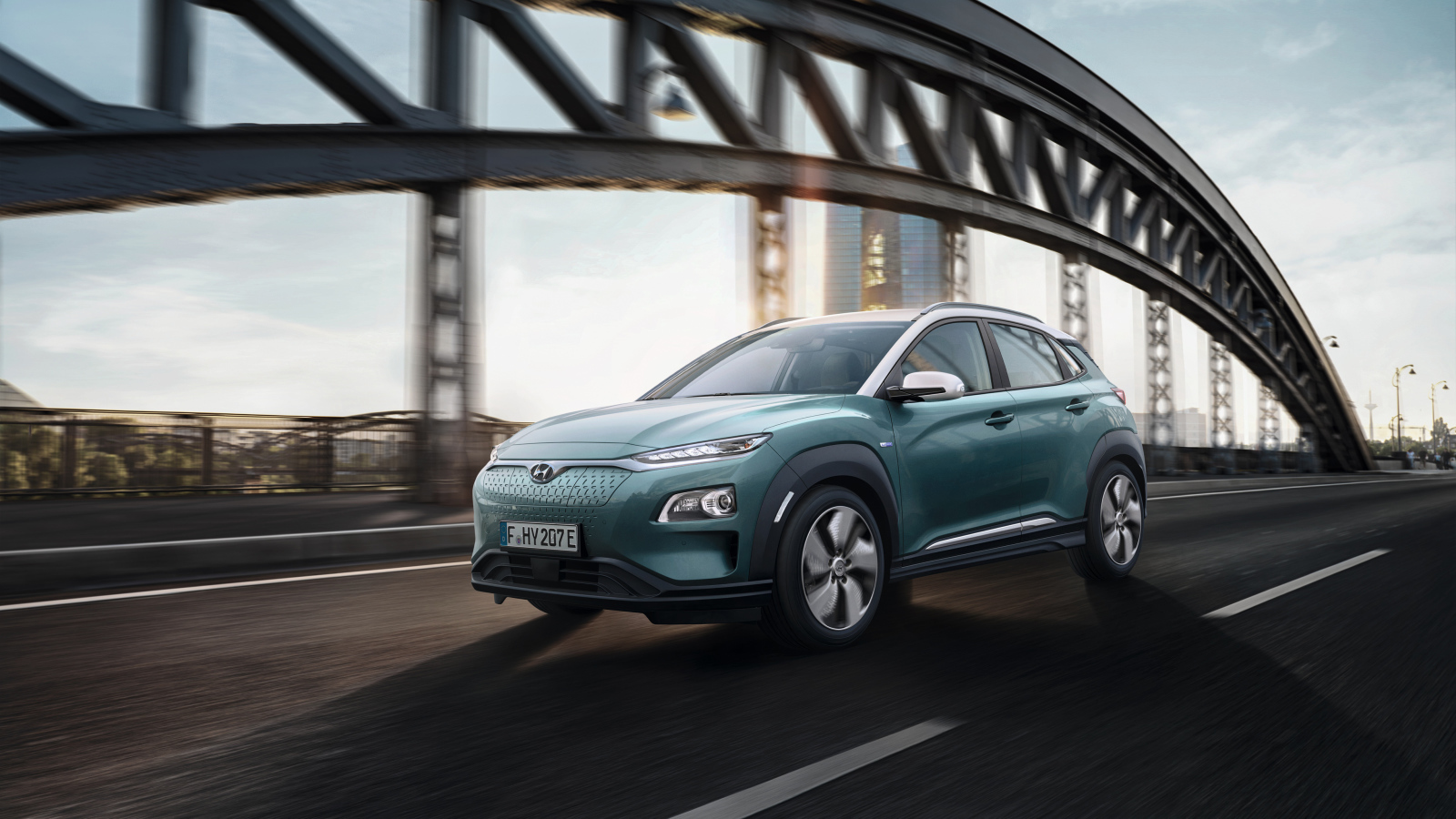 Электрический внедорожник Hyundai Kona, 2018 на трассе