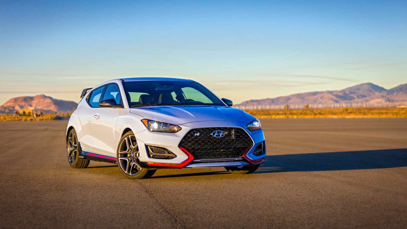 Белый автомобиль Hyundai Veloster N, 2018 на асфальте в лучах солнца