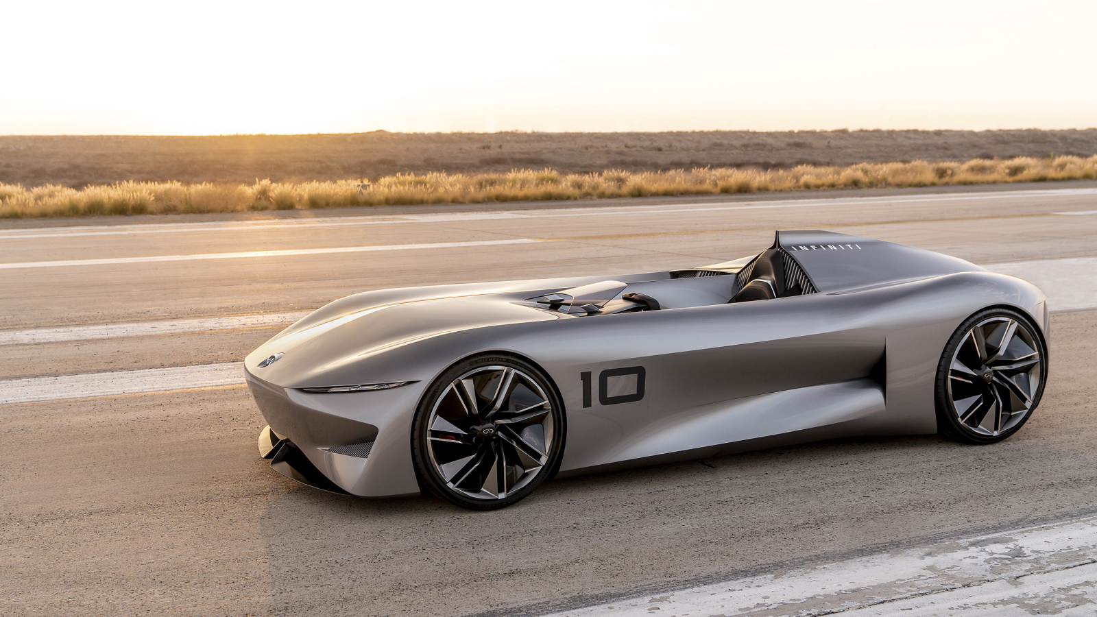Серебристый автомобиль Infiniti Prototype 10 Concept 2018
