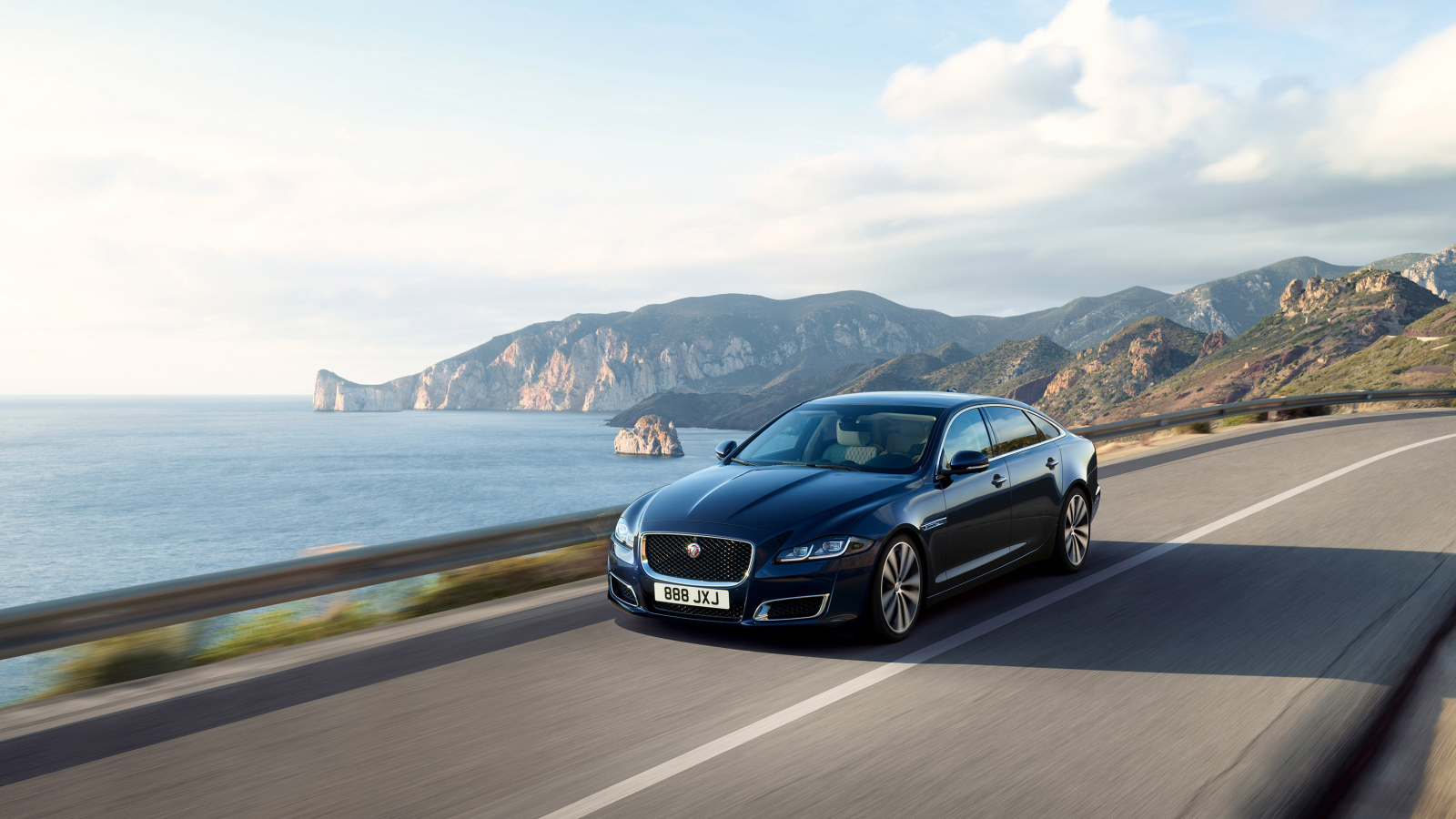 Черный автомобиль Jaguar XJ50, 2018 года на трассе