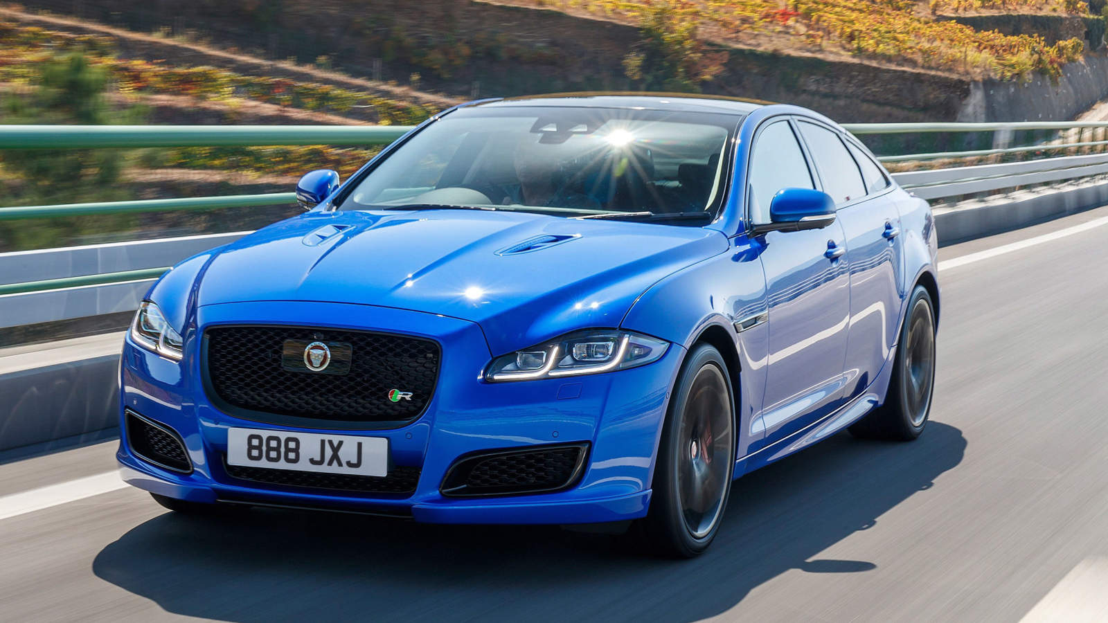 Синий автомобиль Jaguar XJR575, 2017 года