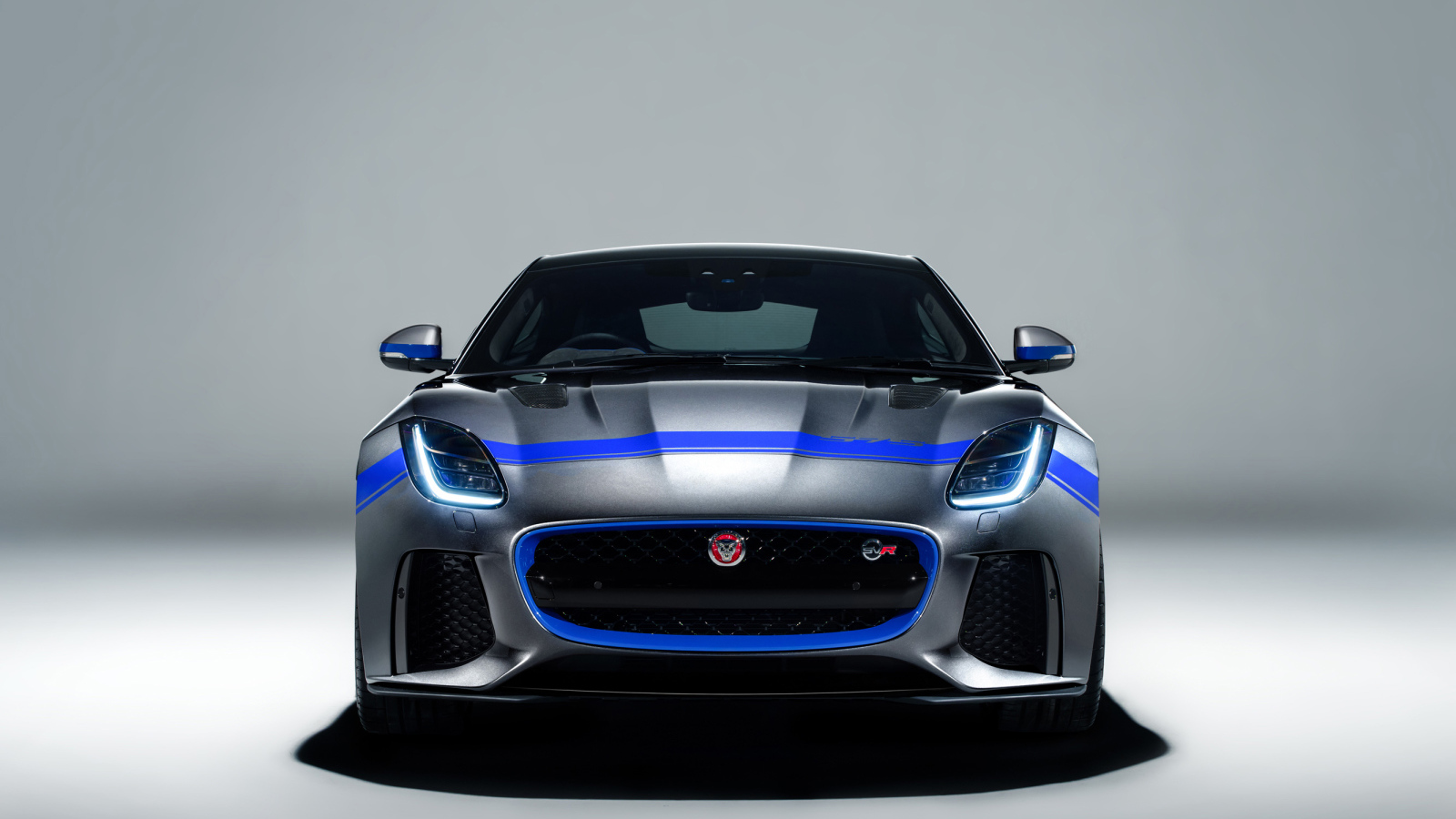 Автомобиль Jaguar F Type SVR Graphic Pack Coupe 2018 года вид спереди