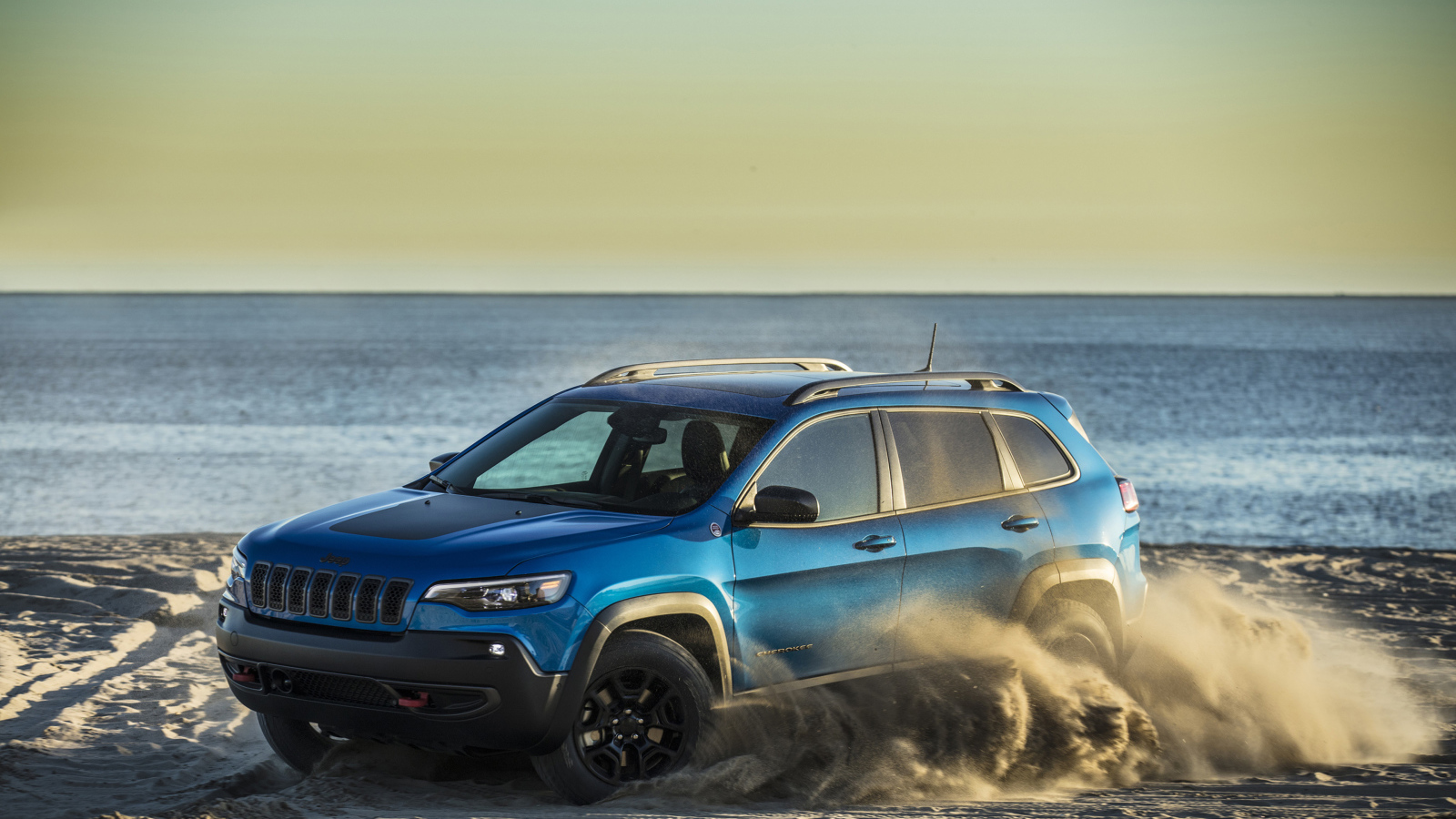 Внедорожник Jeep Cherokee Trailhawk, 2019 дрифт на песке