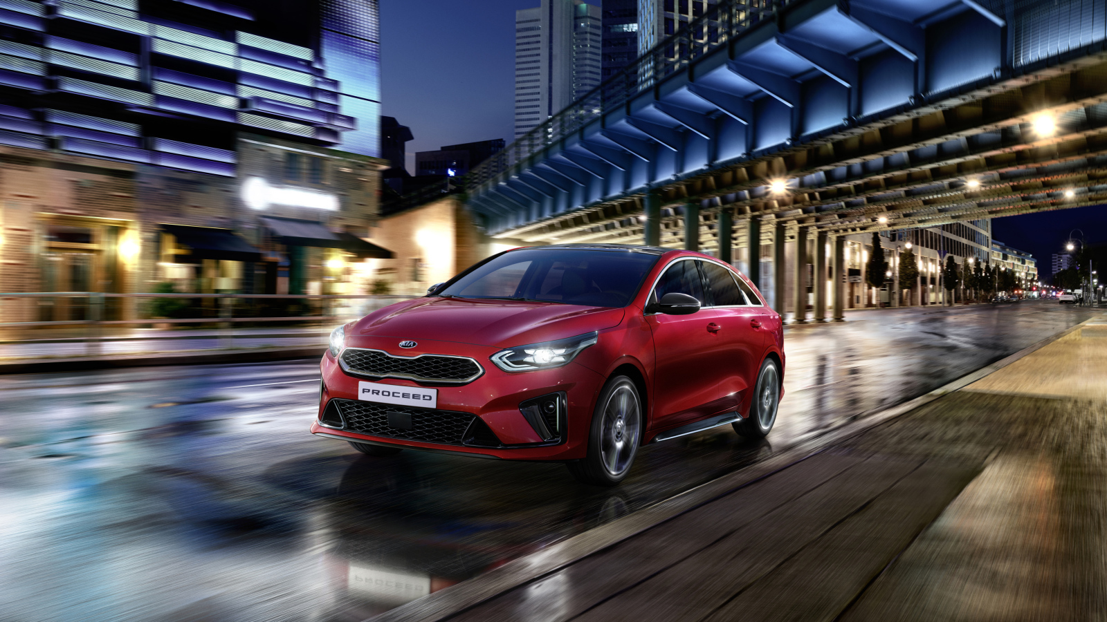 Красный автомобиль Kia ProCeed GT Line 2019 года на трассе 