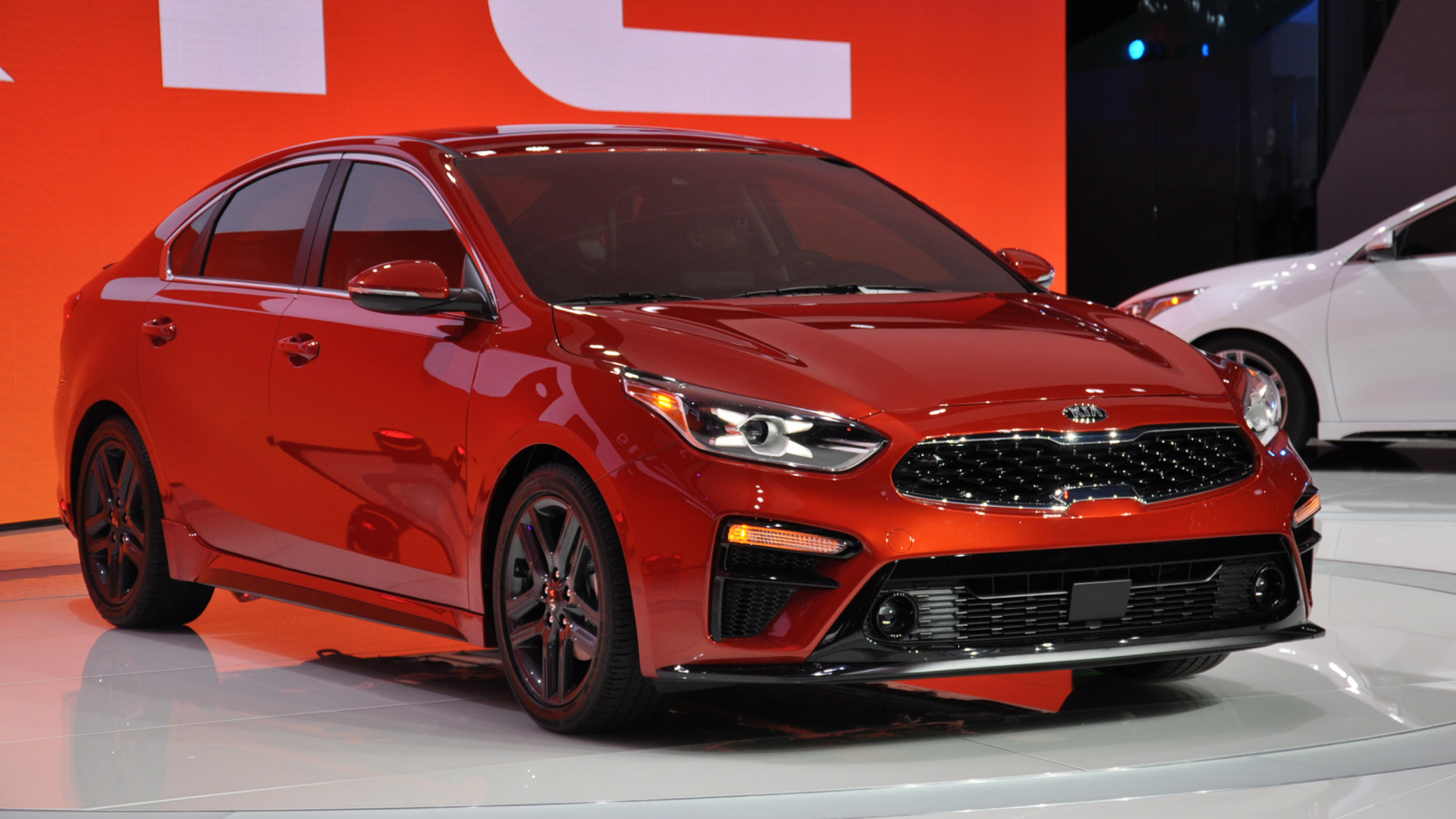 Красный новый автомобиль Kia Forte 2019 года в магазине