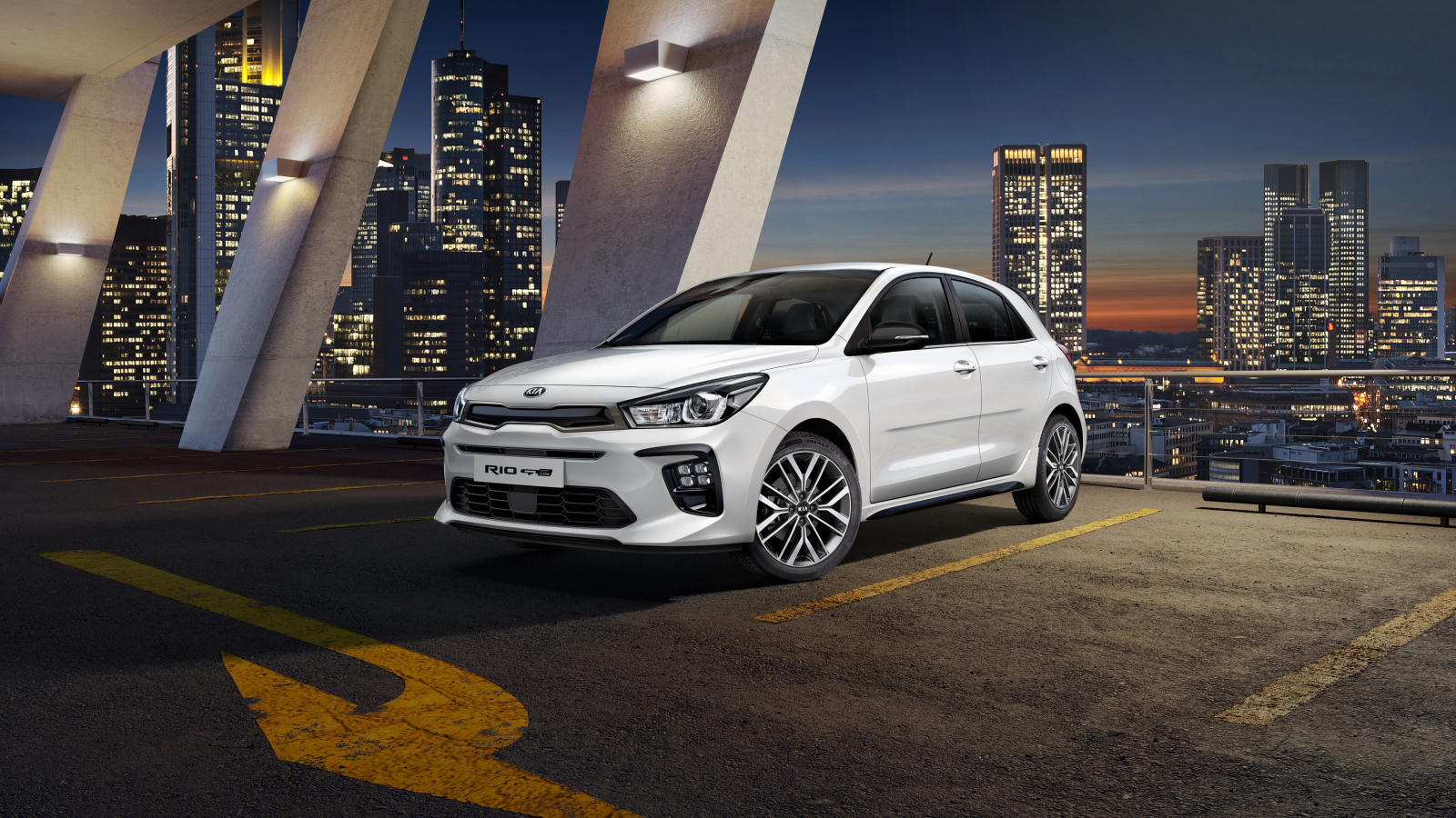 Белый автомобиль хэтчбек Kia Rio GT Line, 2018 на фоне ночного города