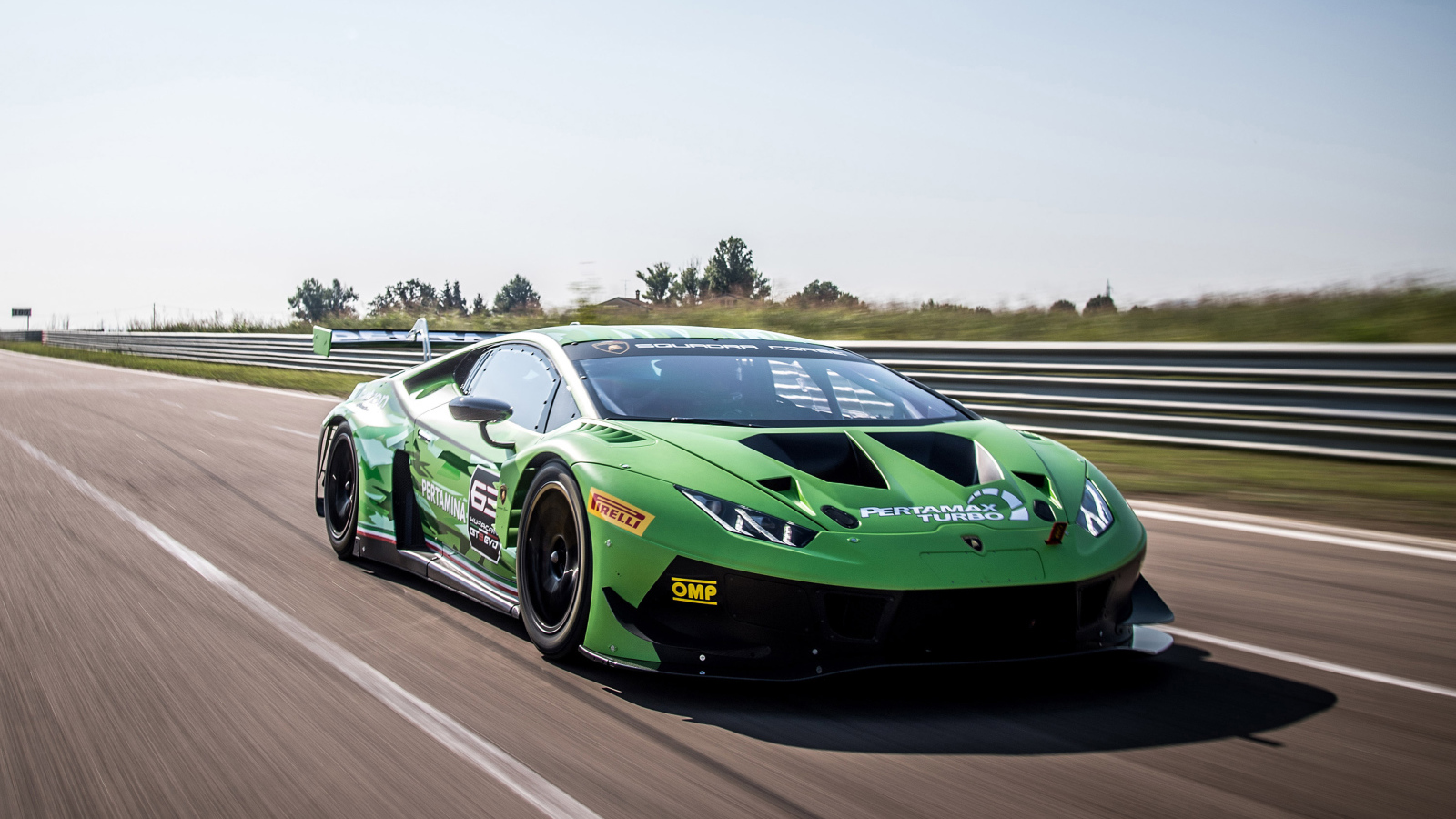 Спортивный автомобиль Lamborghini Huracan GT3 EVO 2019 года на трассе