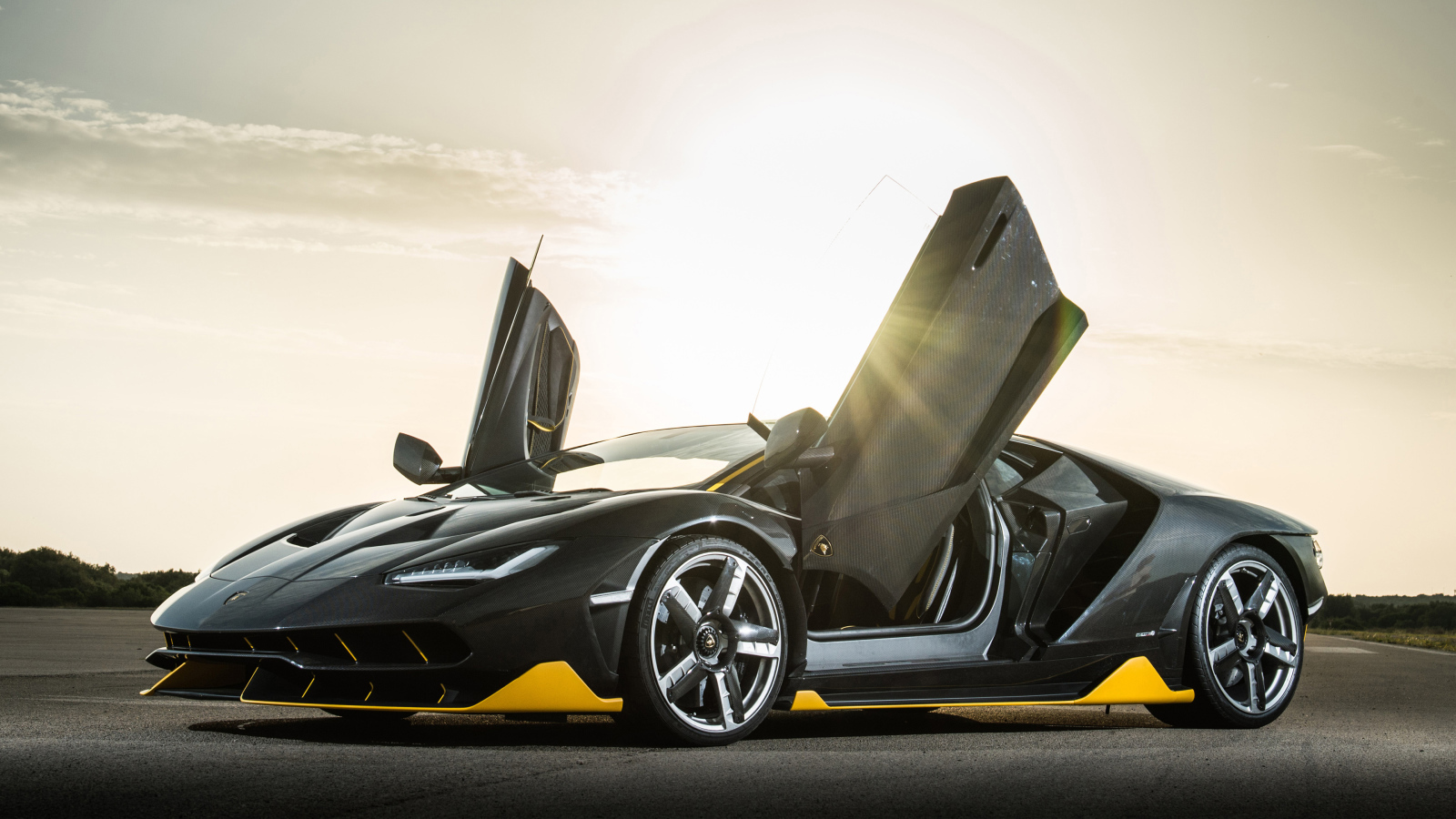 Спортивный автомобиль Lamborghini Centenario, 2019 года с открытыми дверями