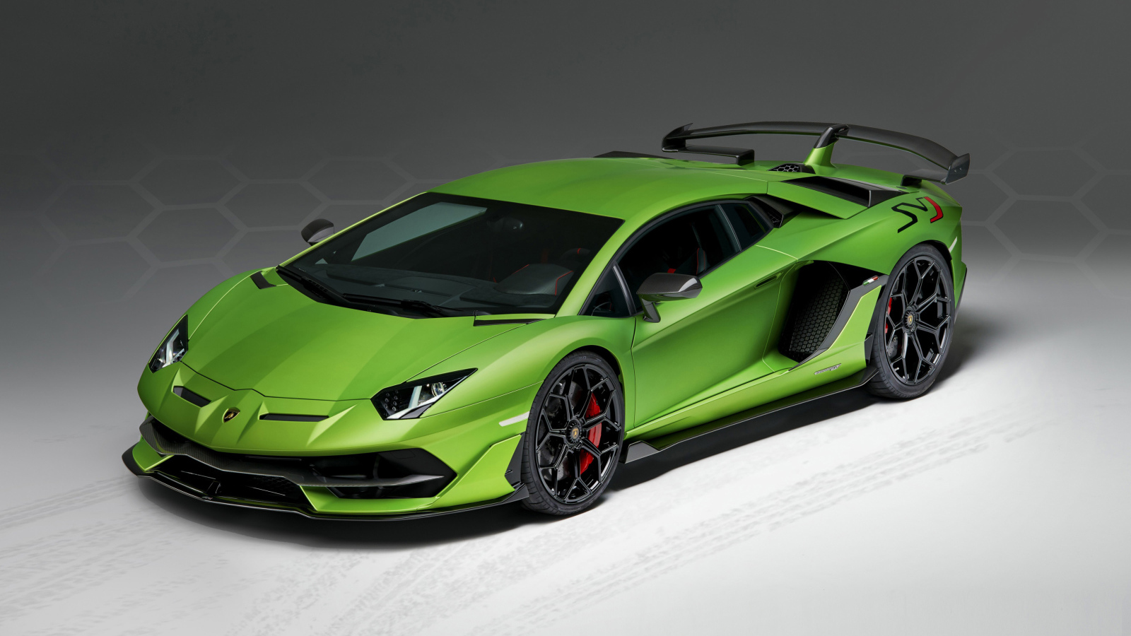 Зеленый автомобиль Lamborghini Aventador SVJ, 2019 года на сером фоне