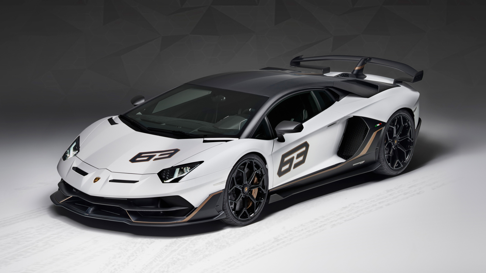Спортивный автомобиль Lamborghini Aventador SVJ 63, 2018 на сером фоне
