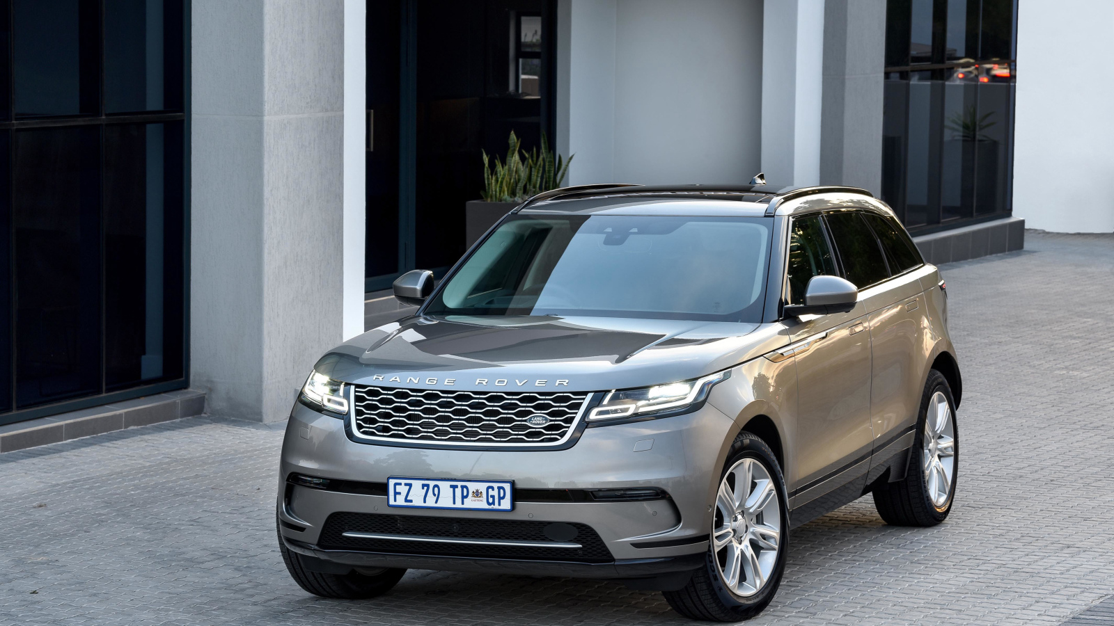 Серебристый внедорожник Land Rover Velar D240 HSE