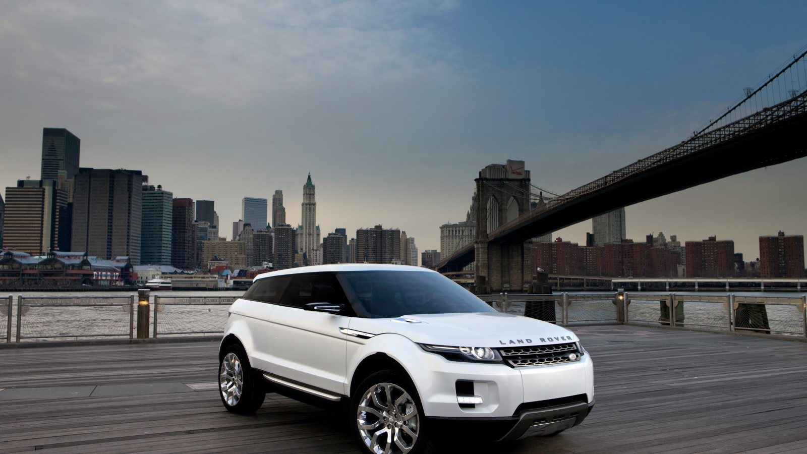 Белый внедорожник Range Rover LRX, 2019