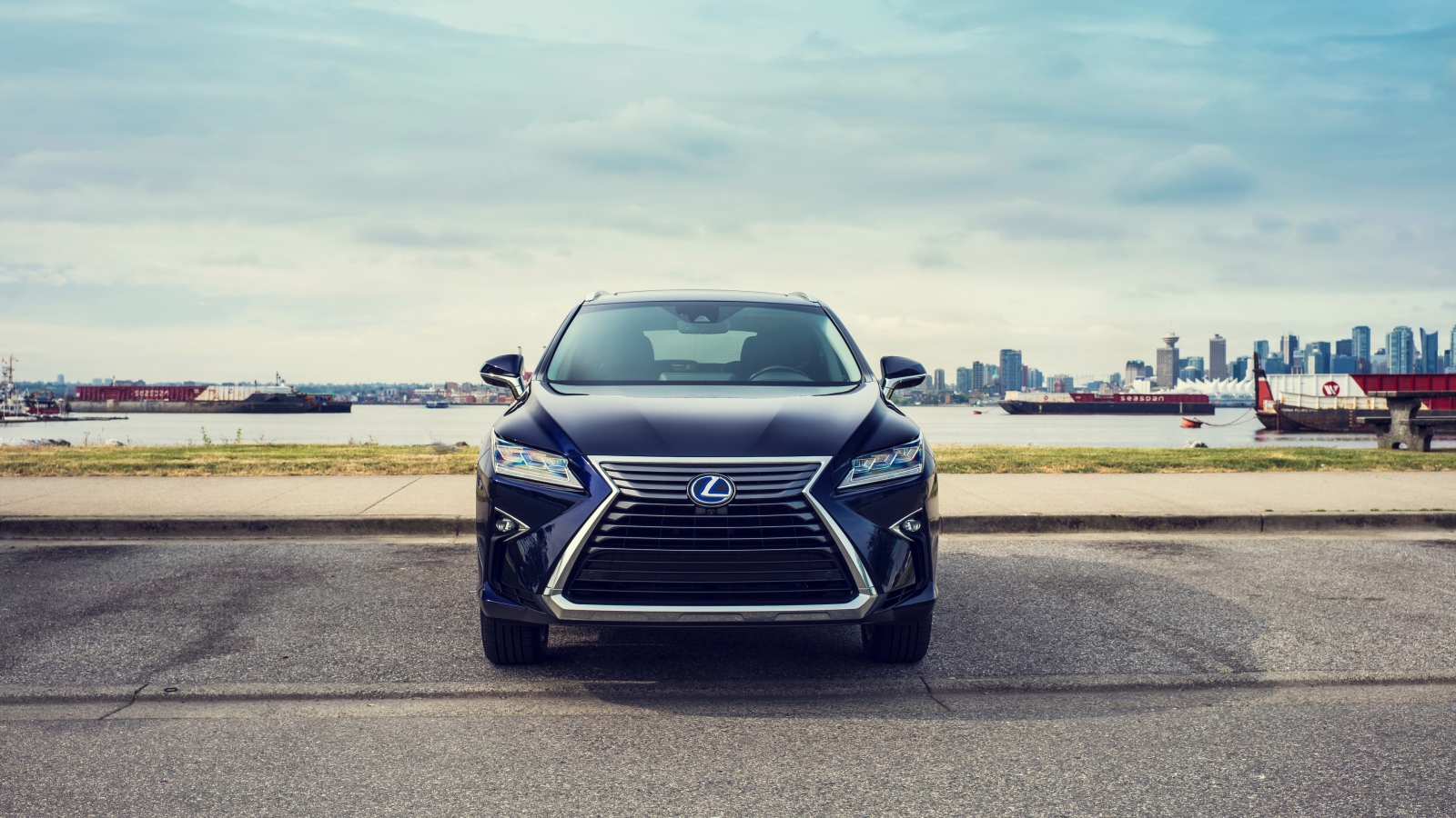 Черный автомобиль Lexus RX 450hL, 2018 года