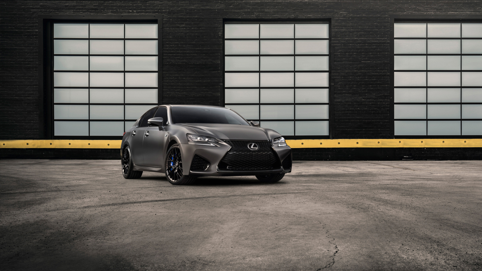 Новый серебристый автомобиль Lexus GS F, 2018